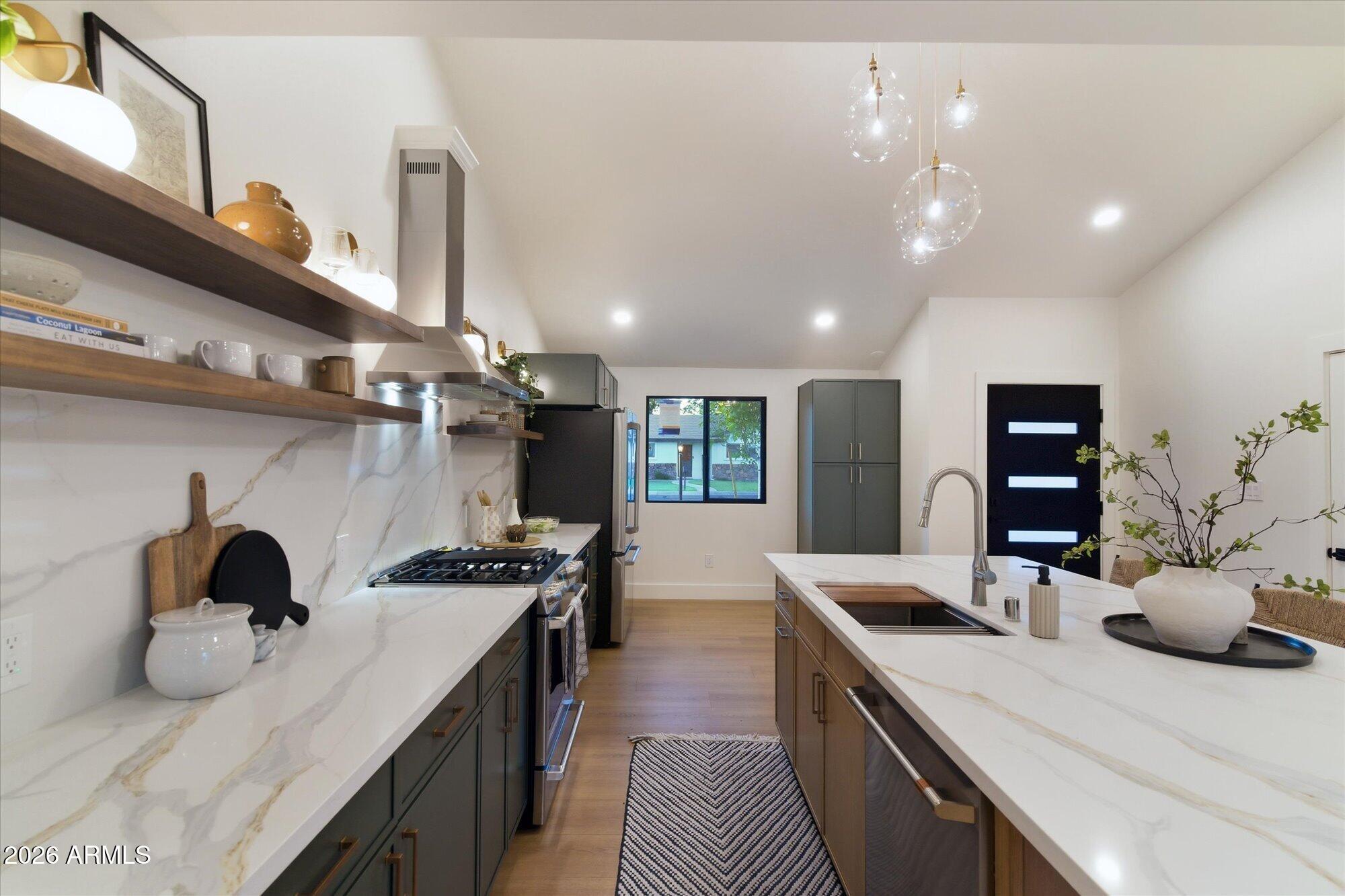 325 W LOMA Lane
