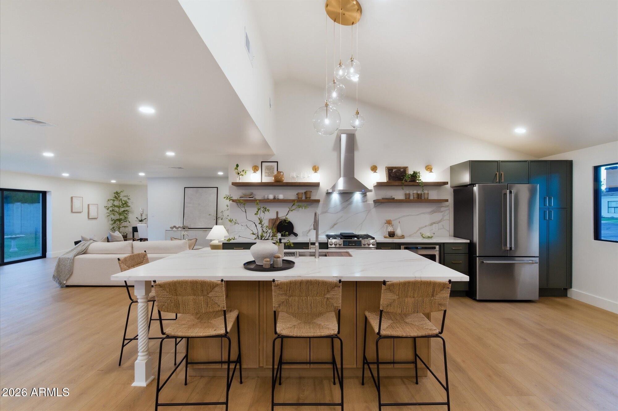 325 W LOMA Lane
