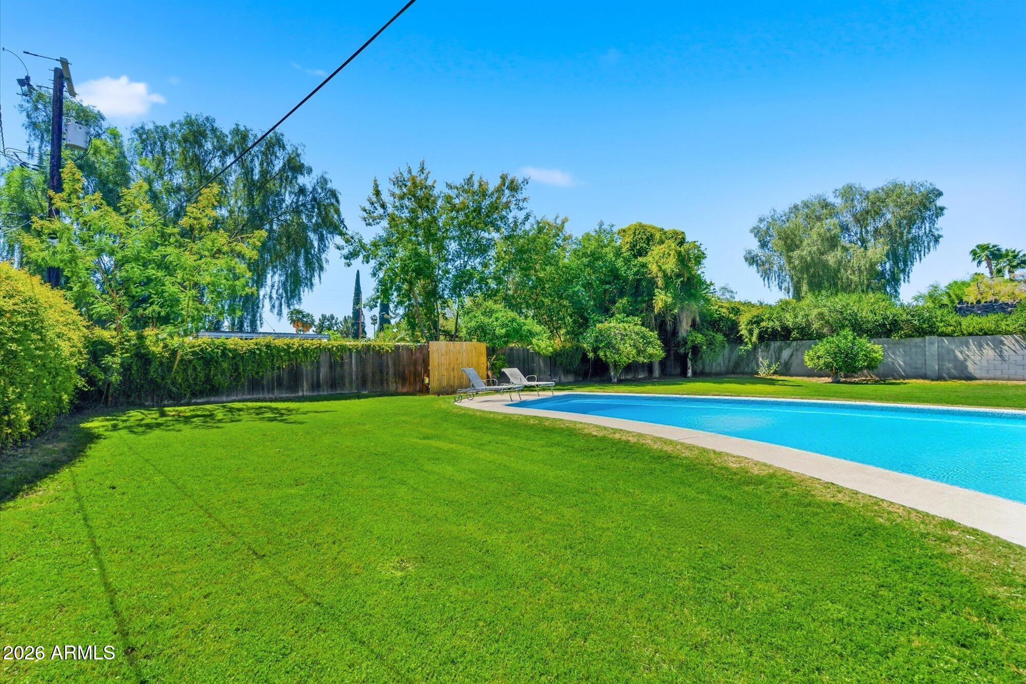 325 W LOMA Lane