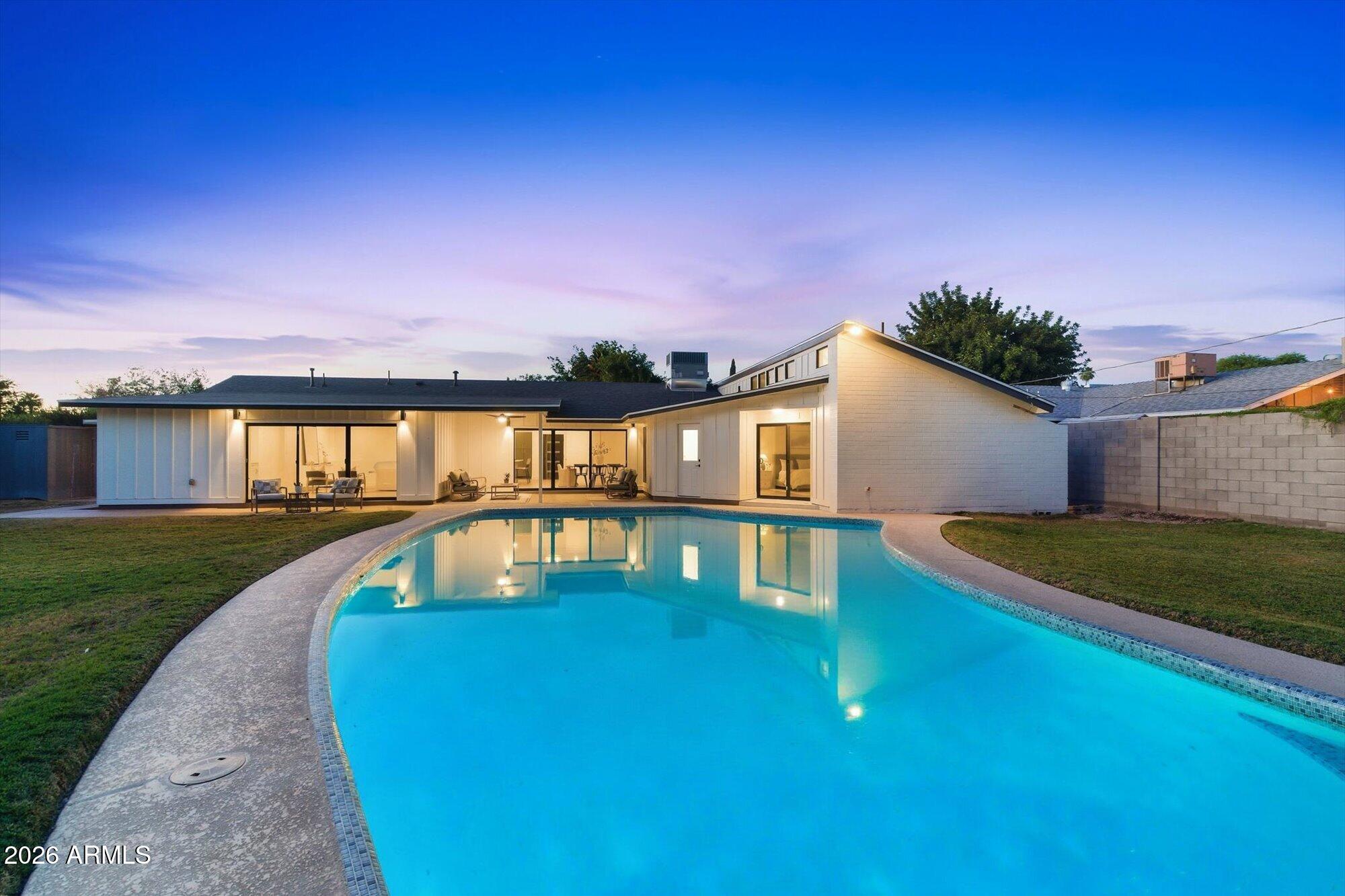 325 W LOMA Lane