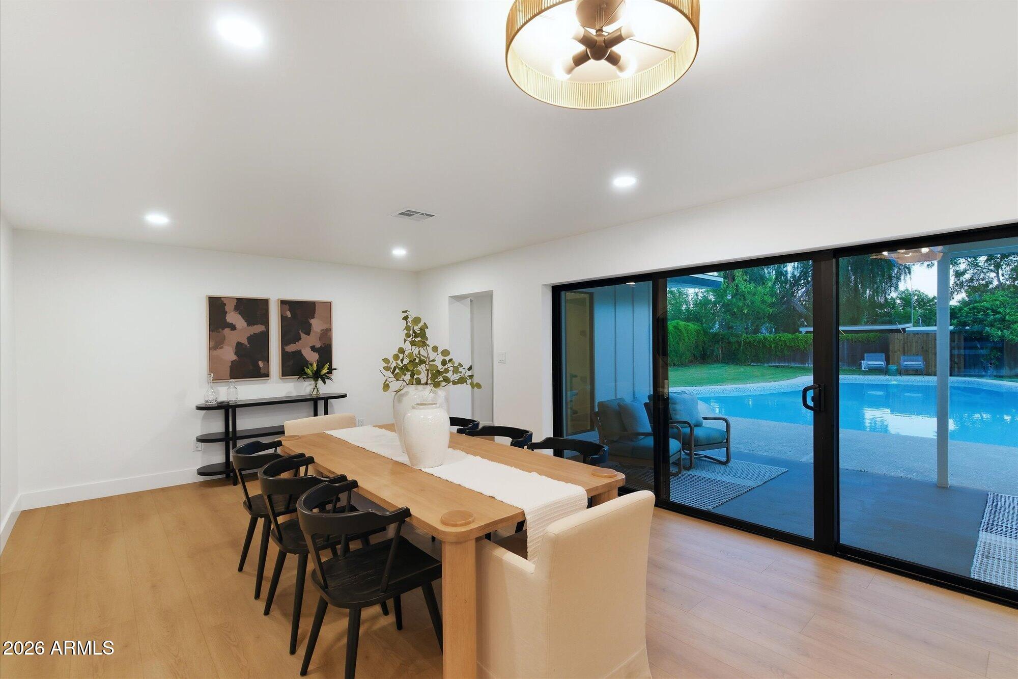325 W LOMA Lane
