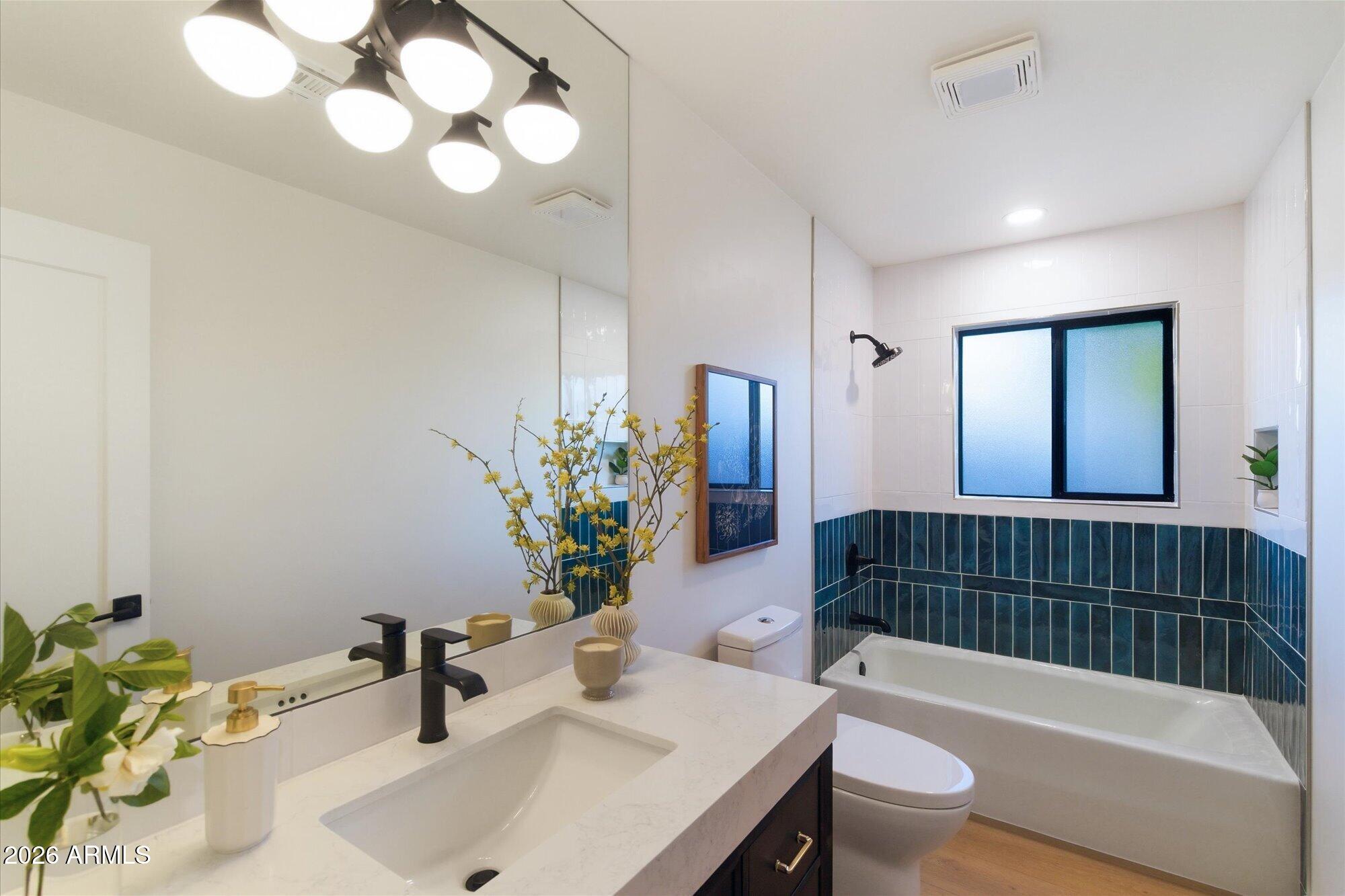 325 W LOMA Lane