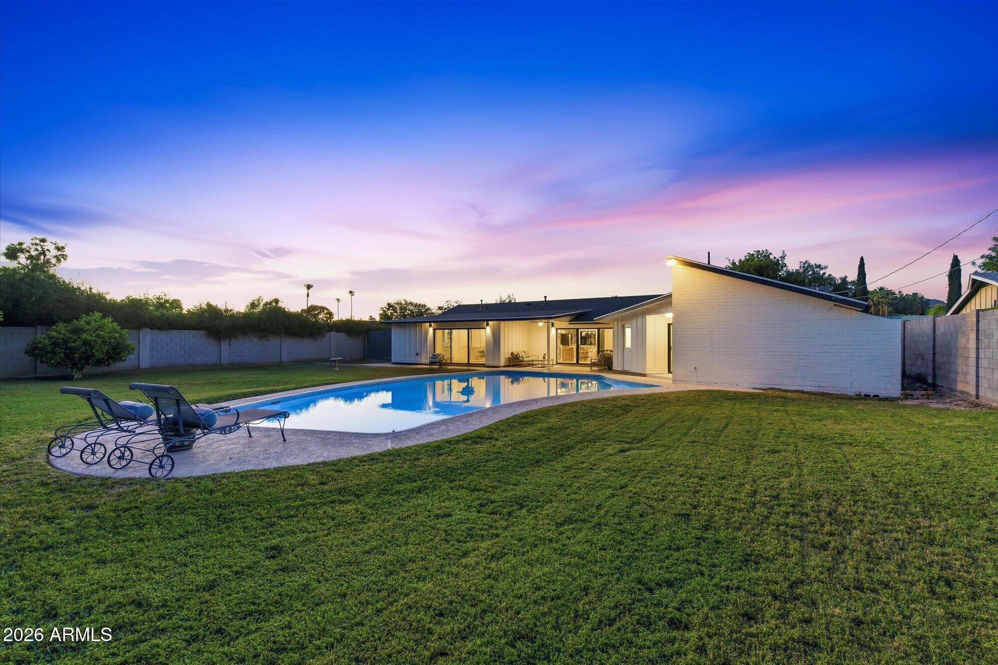 325 W LOMA Lane