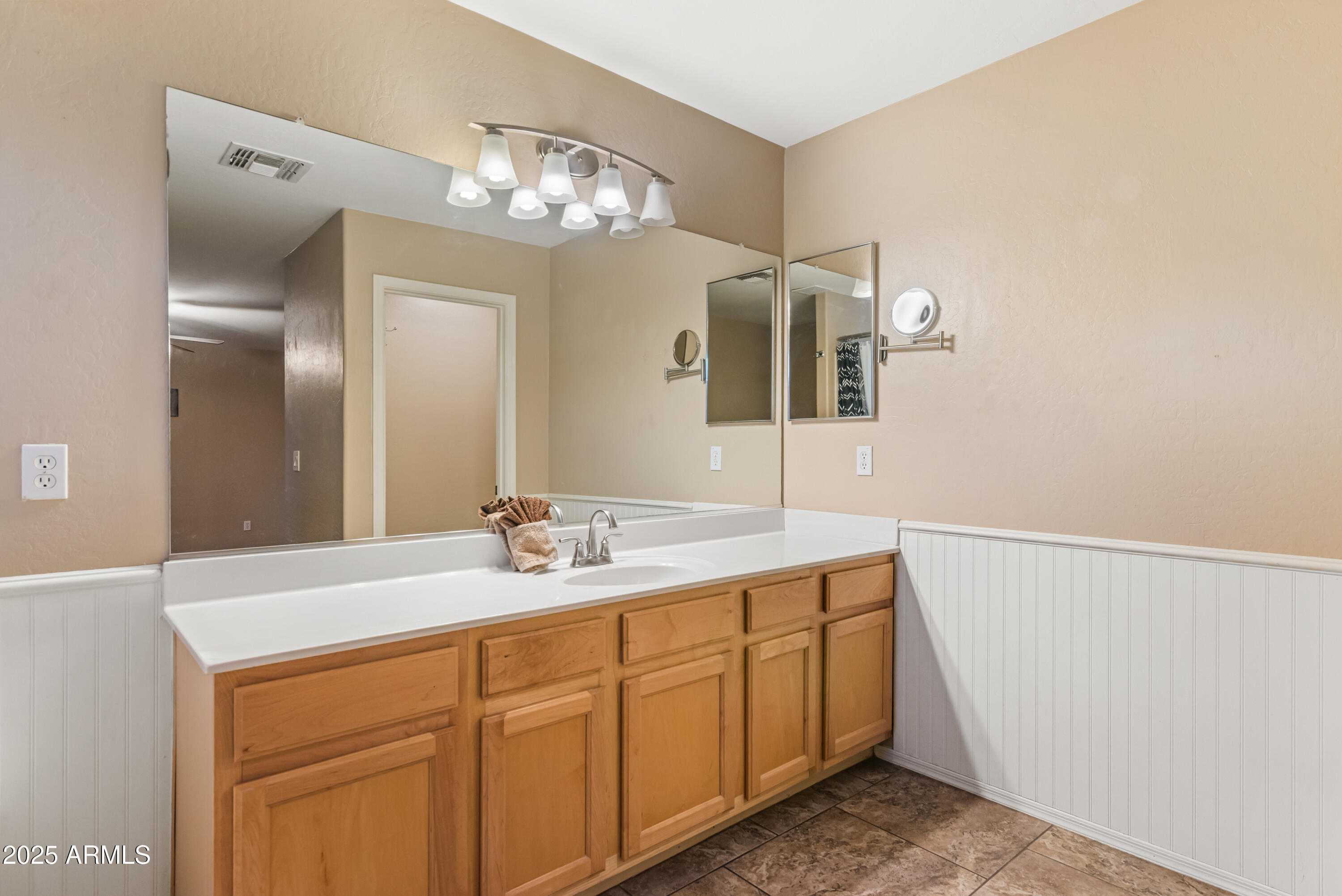 2113 W NANCY Lane