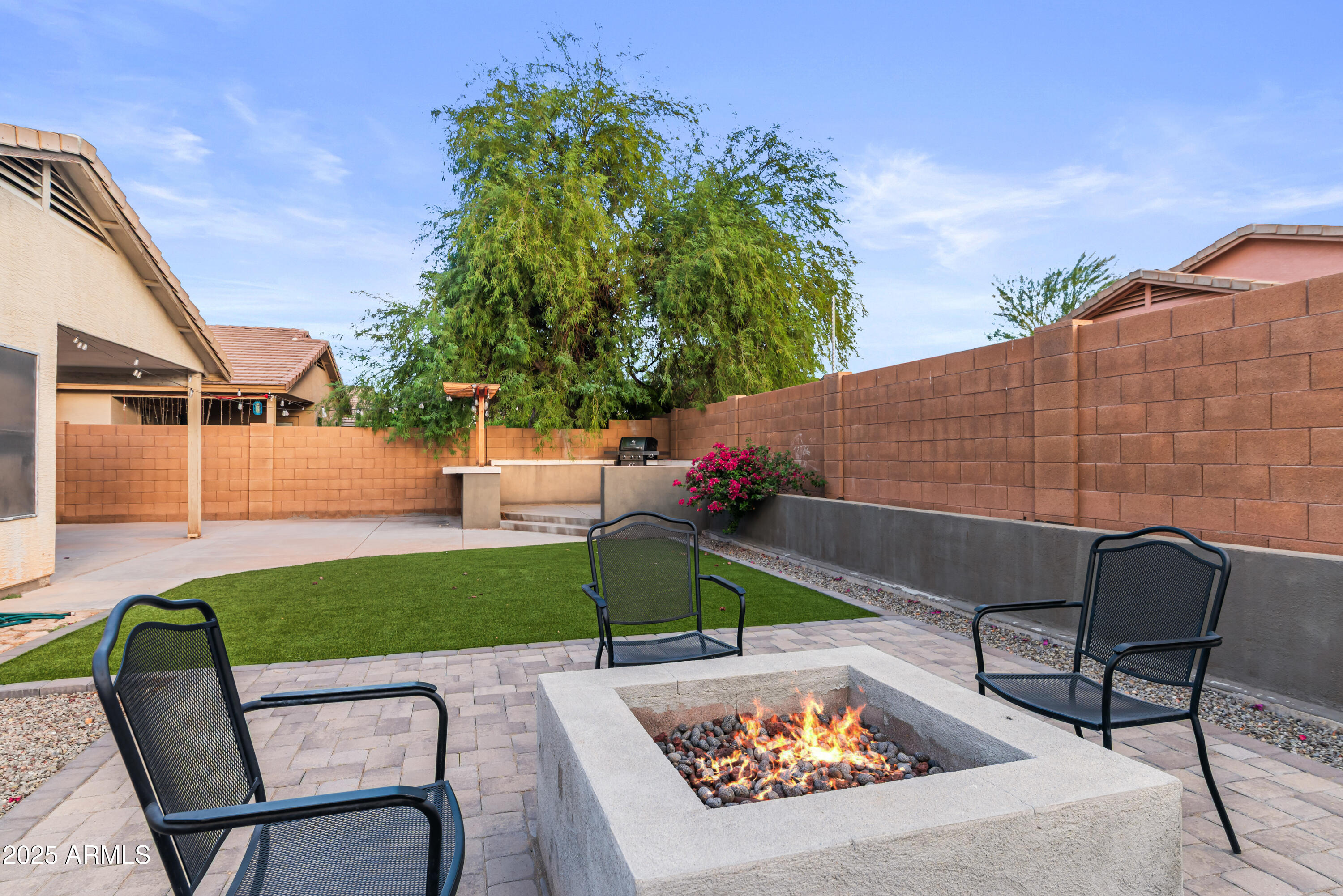 2113 W NANCY Lane