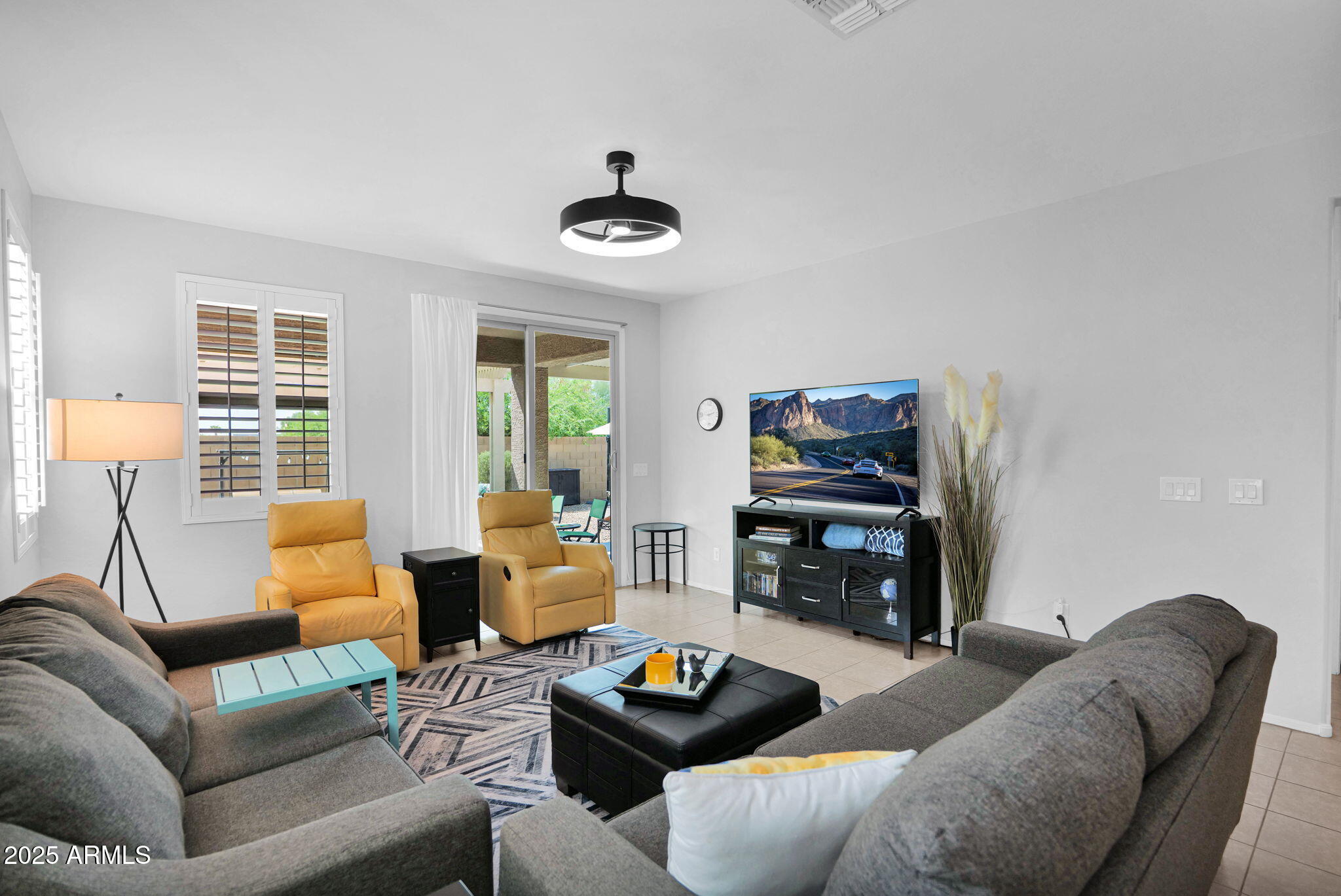 455 N RAINBOW Way