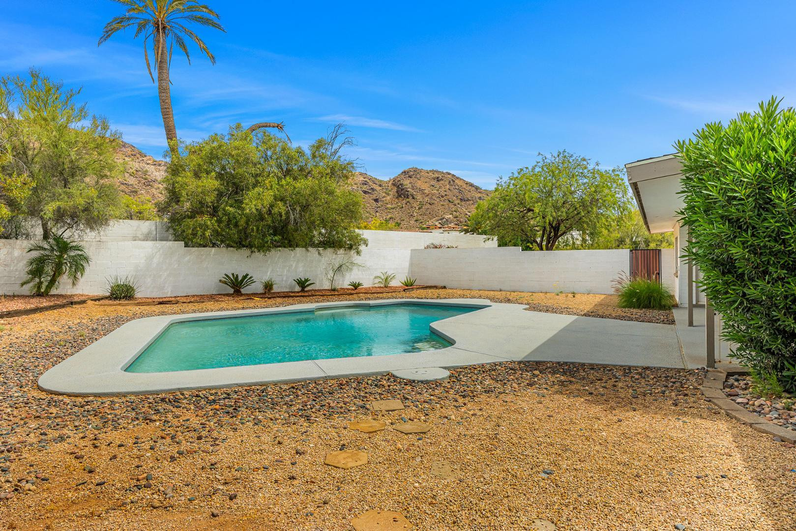 6724 N 58th Place