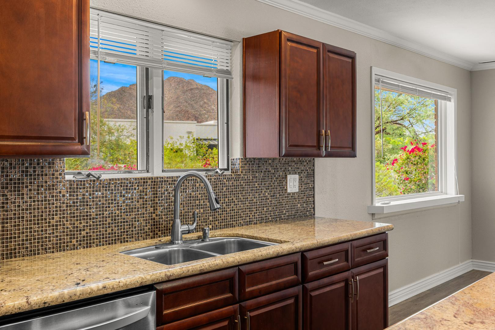 6724 N 58th Place