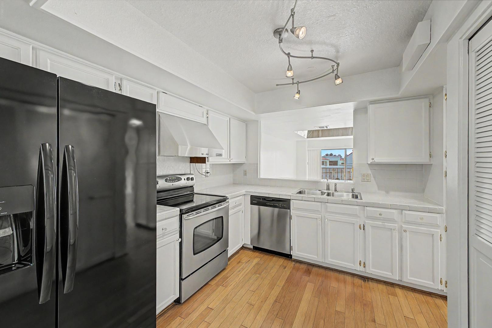 5736 N 25th
