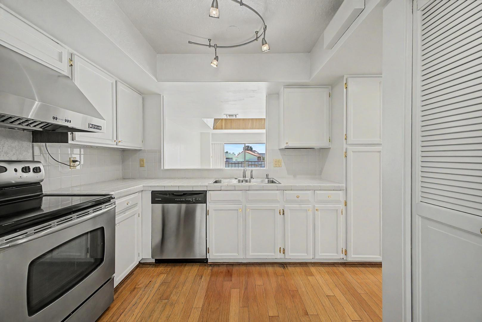5736 N 25th