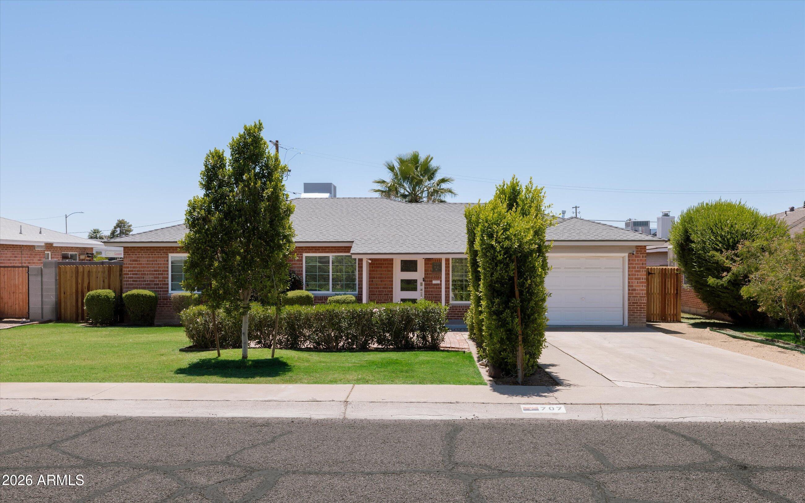 707 W LUKE Avenue