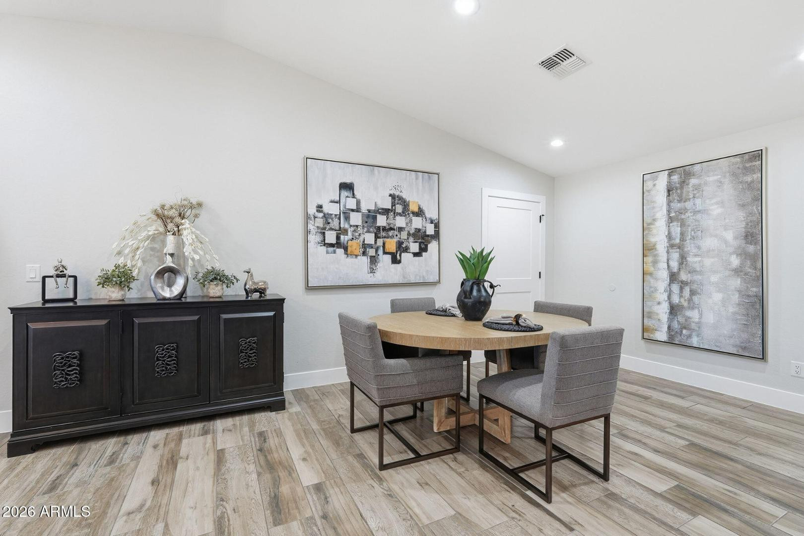 3041 E Elm