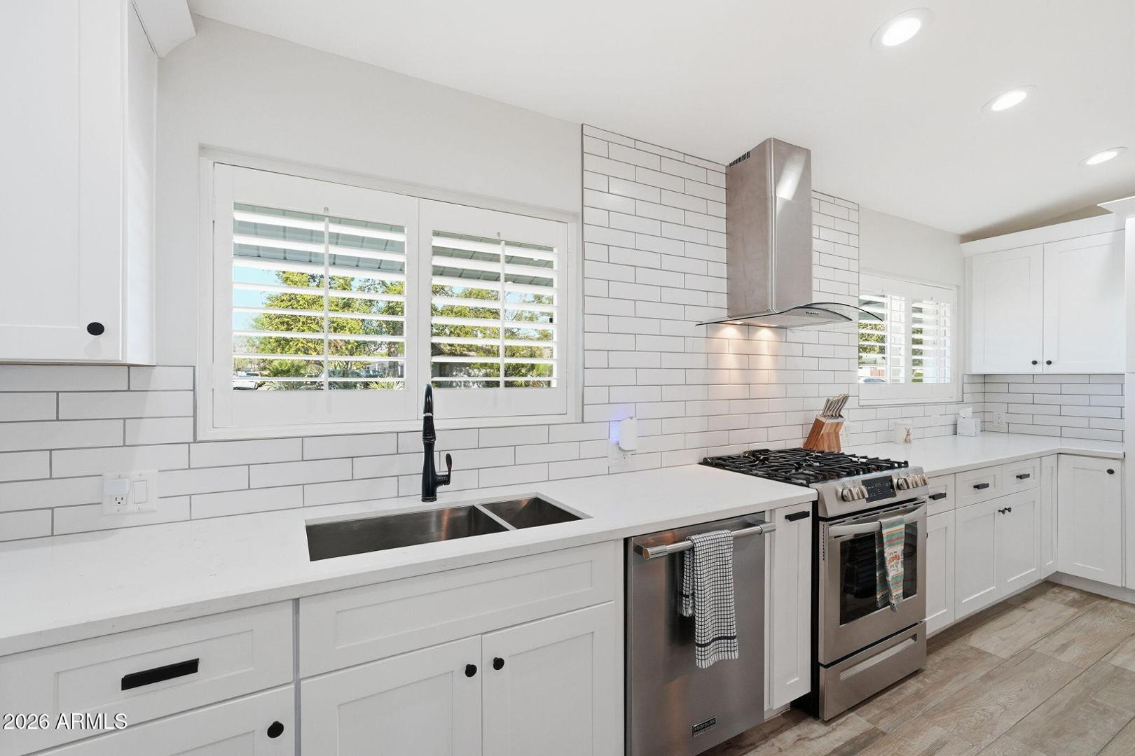 3041 E Elm