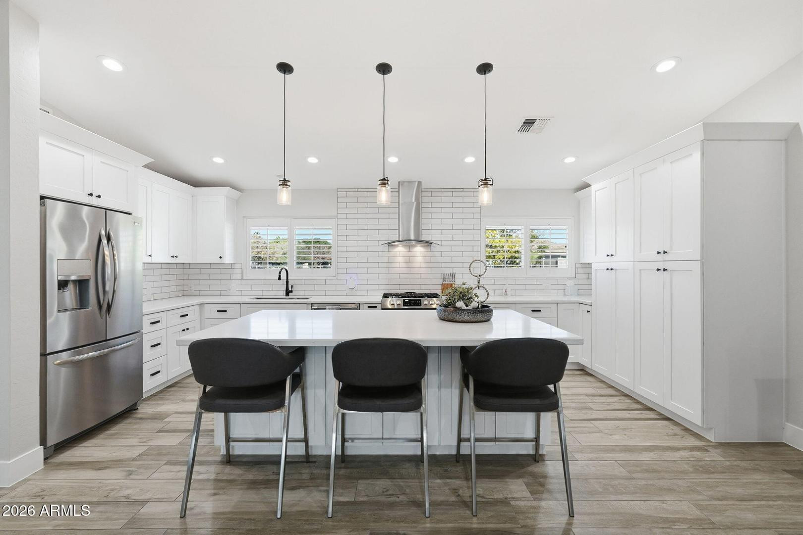 3041 E Elm