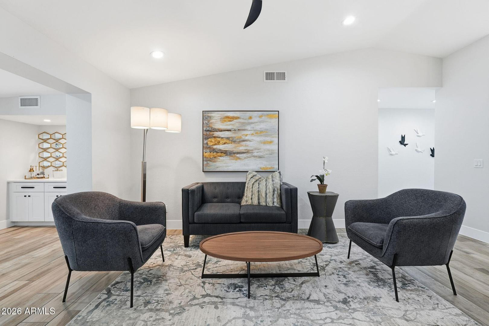 3041 E Elm