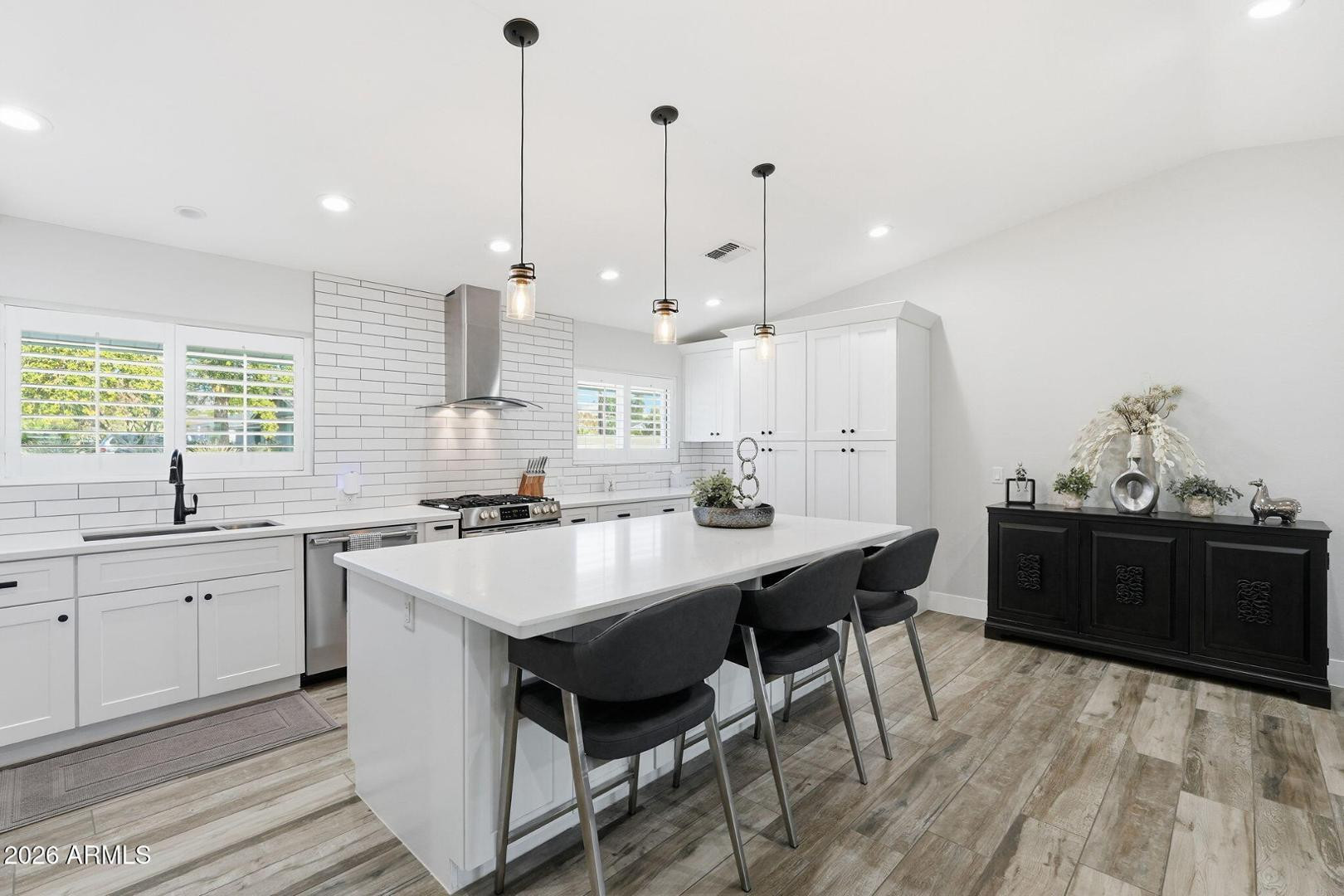 3041 E Elm