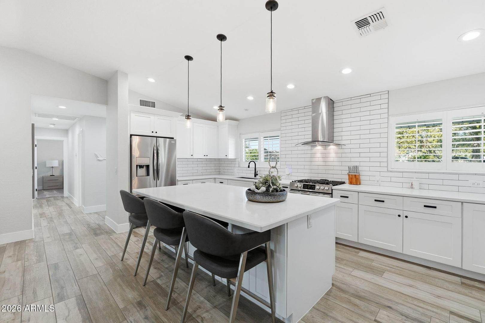 3041 E Elm