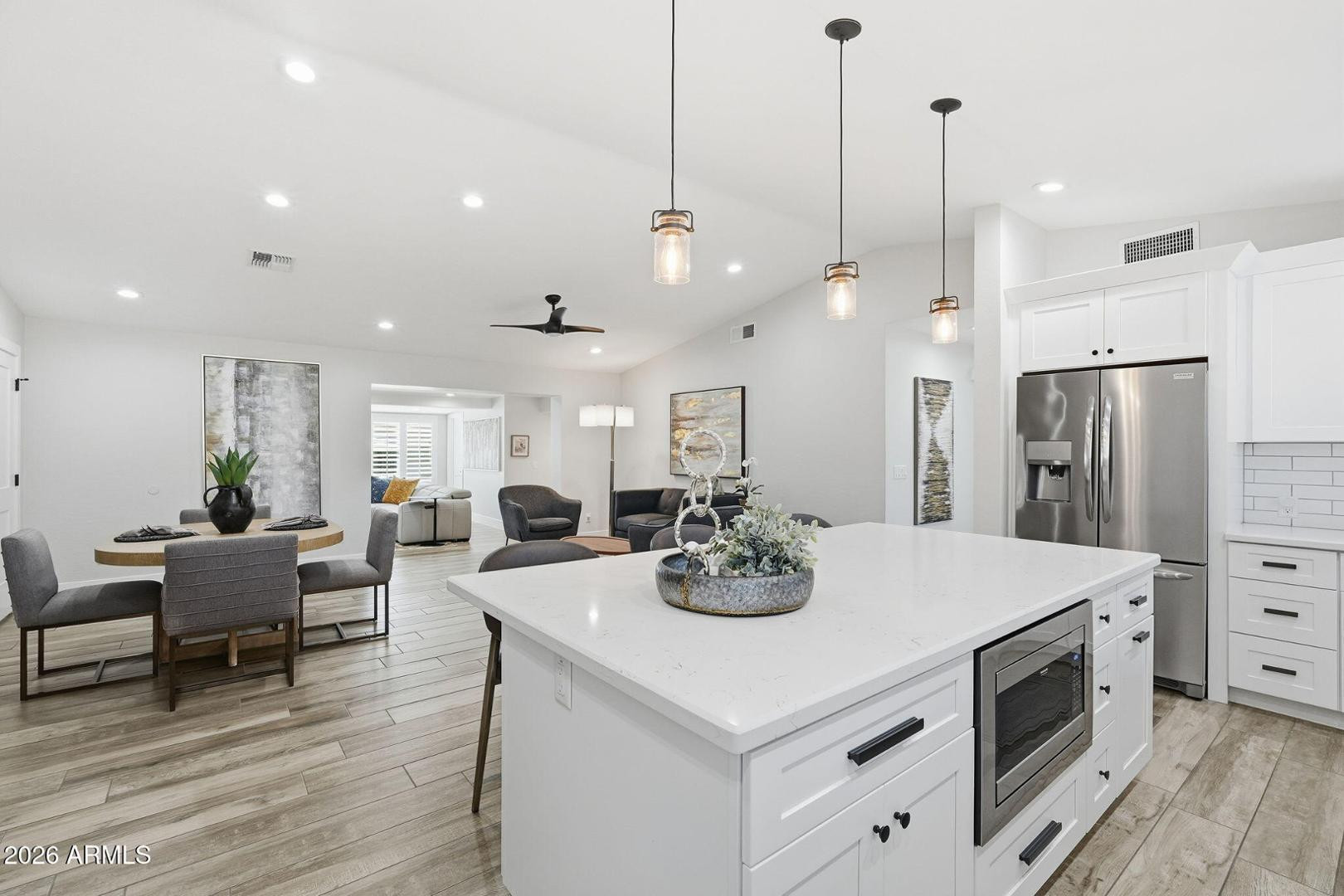 3041 E Elm