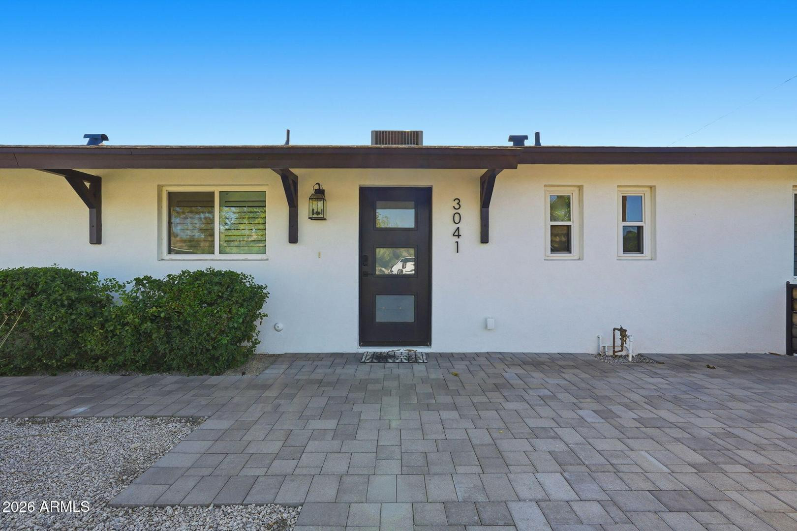 3041 E Elm