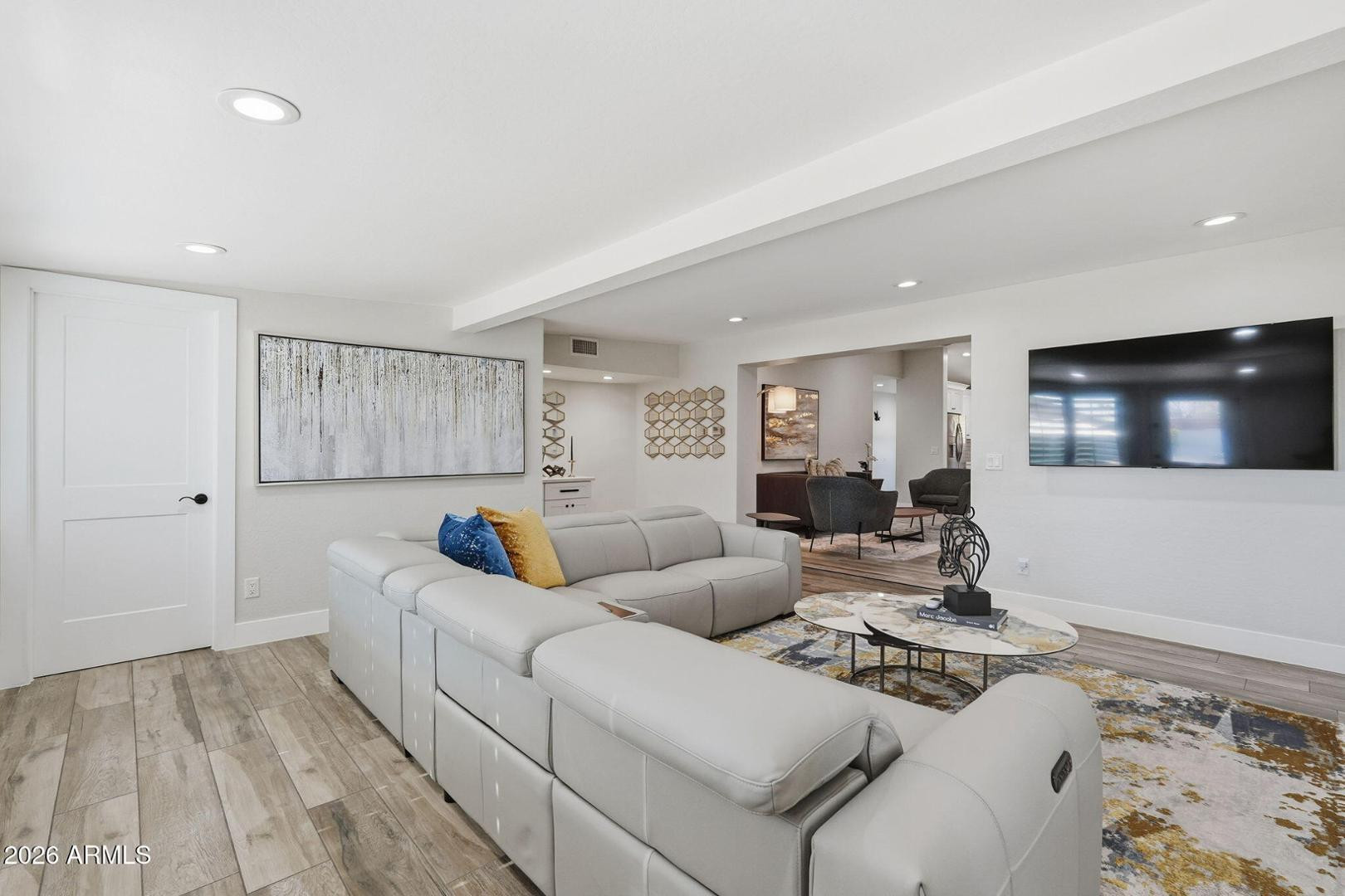3041 E Elm