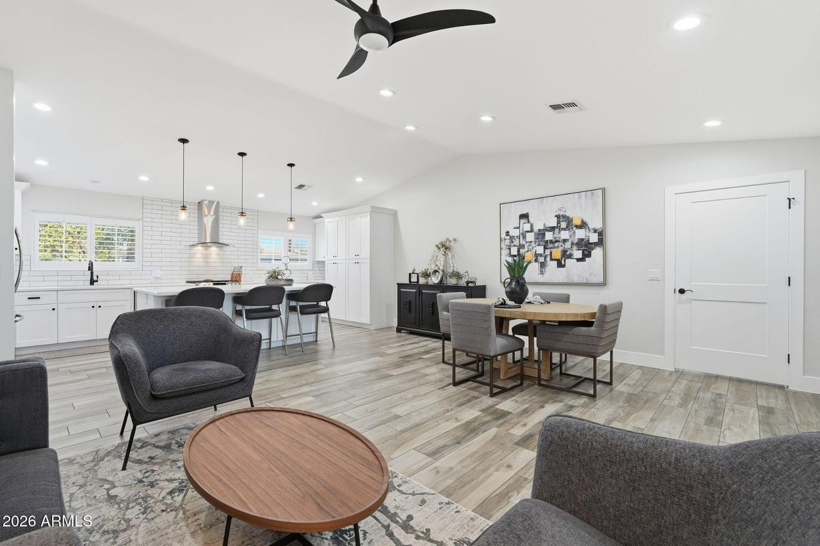 3041 E Elm