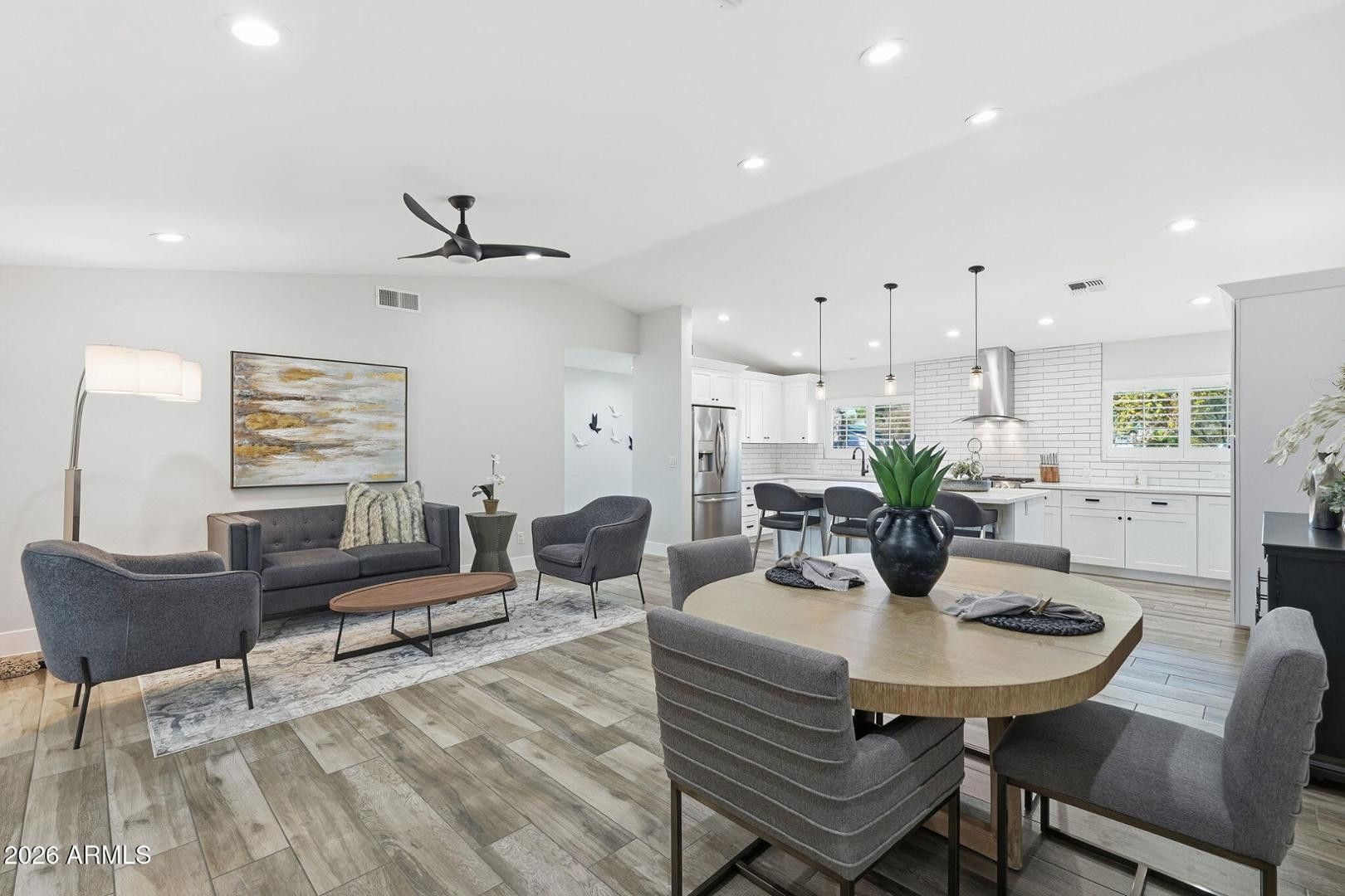 3041 E Elm