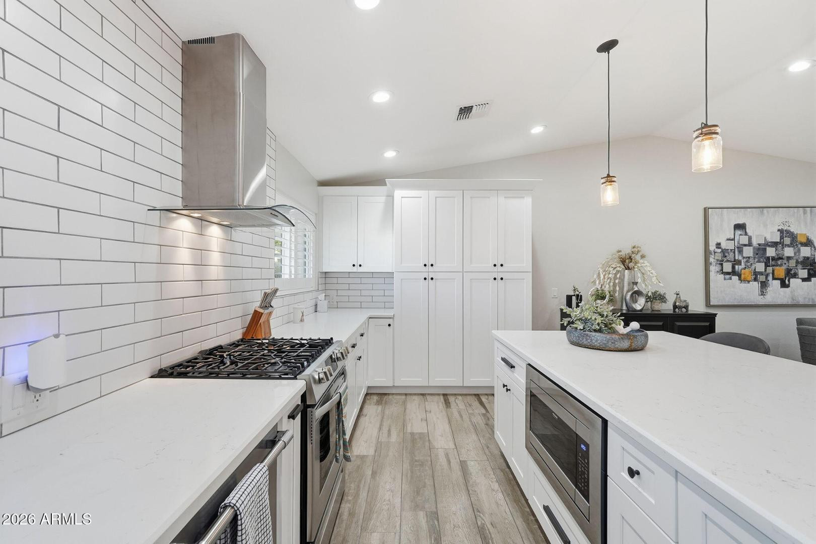 3041 E Elm