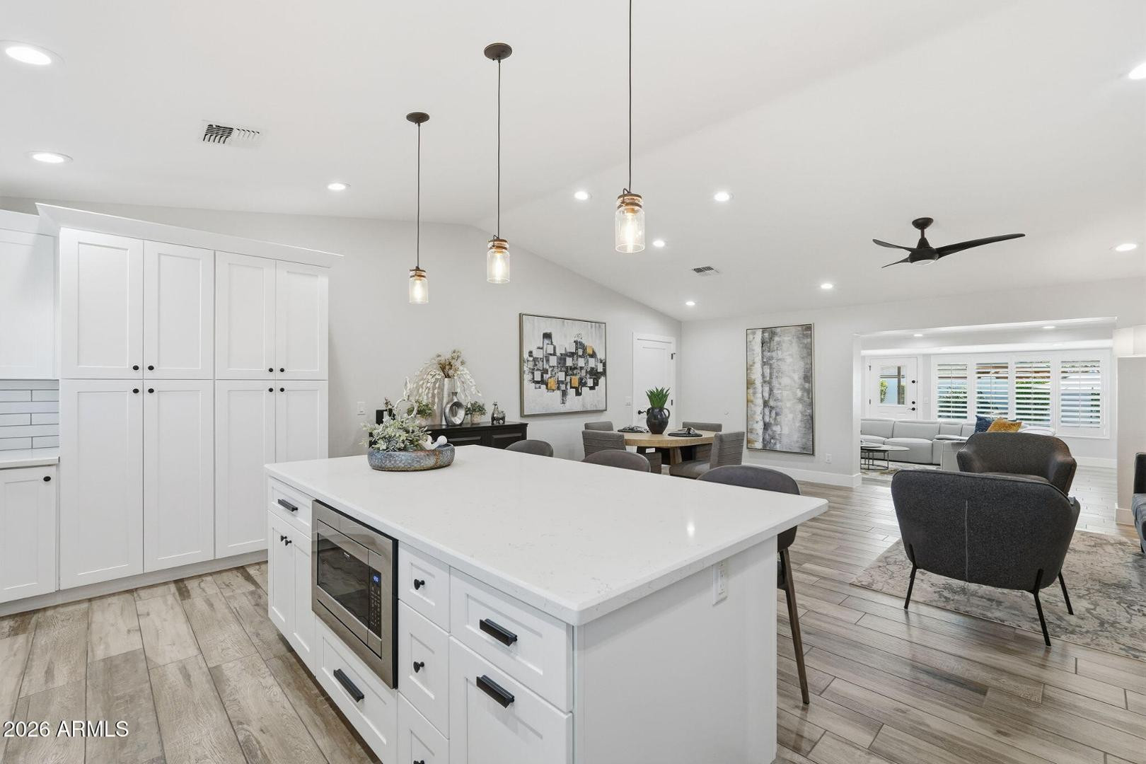 3041 E Elm
