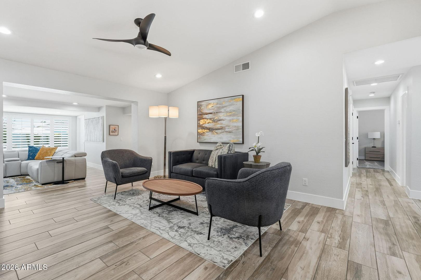 3041 E Elm