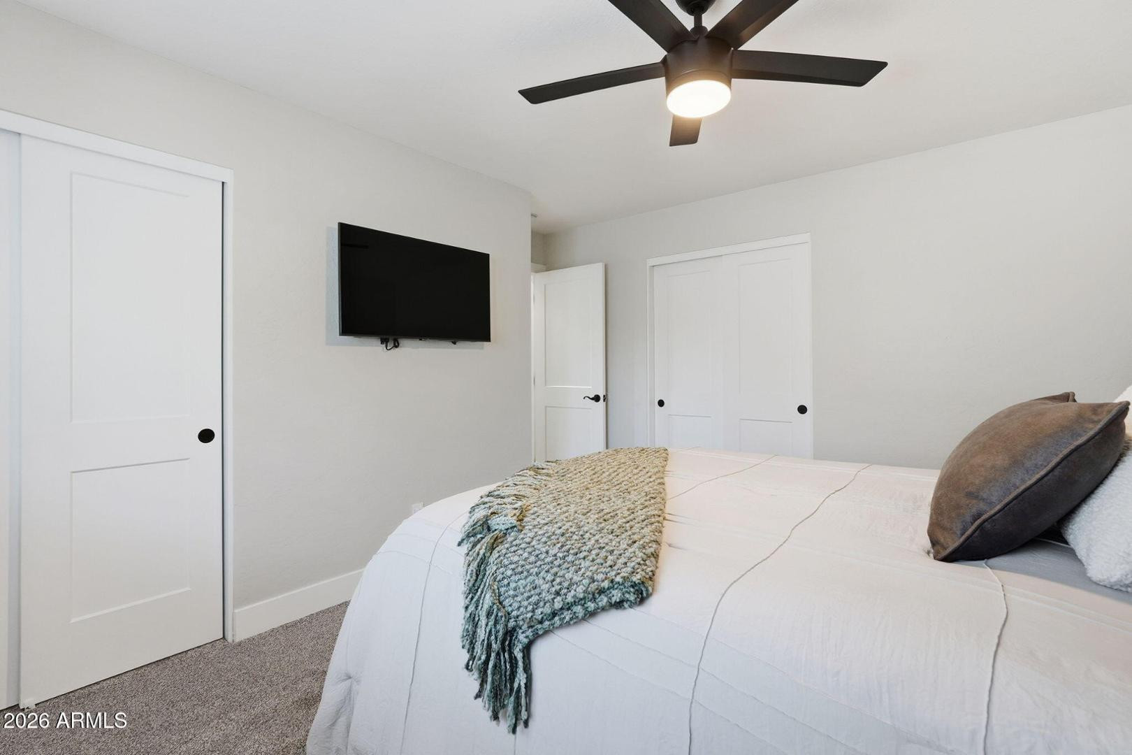 3041 E Elm