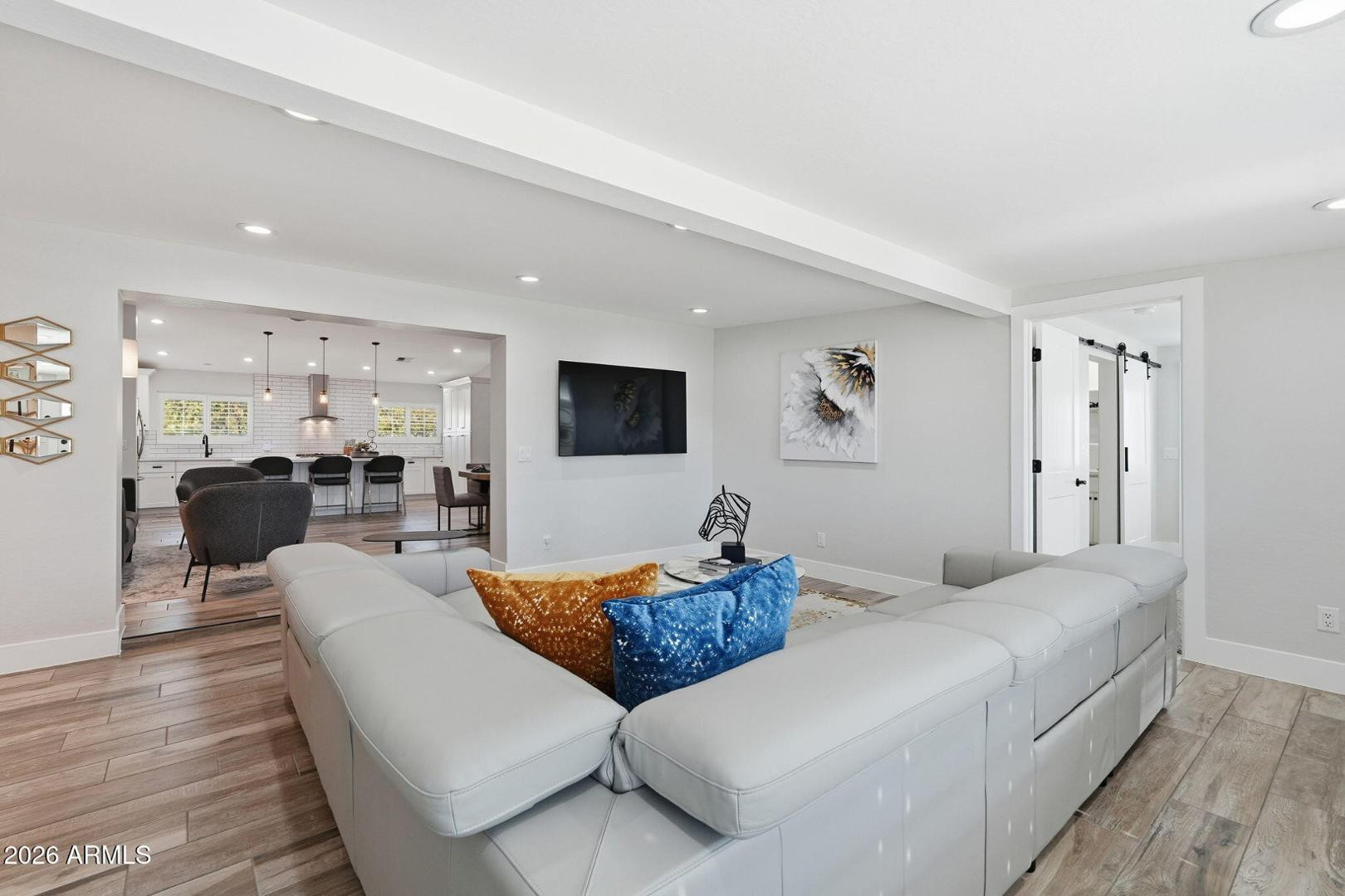 3041 E Elm