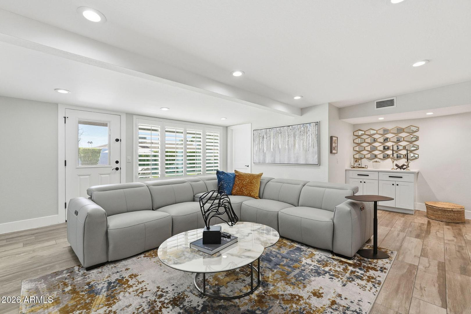3041 E Elm