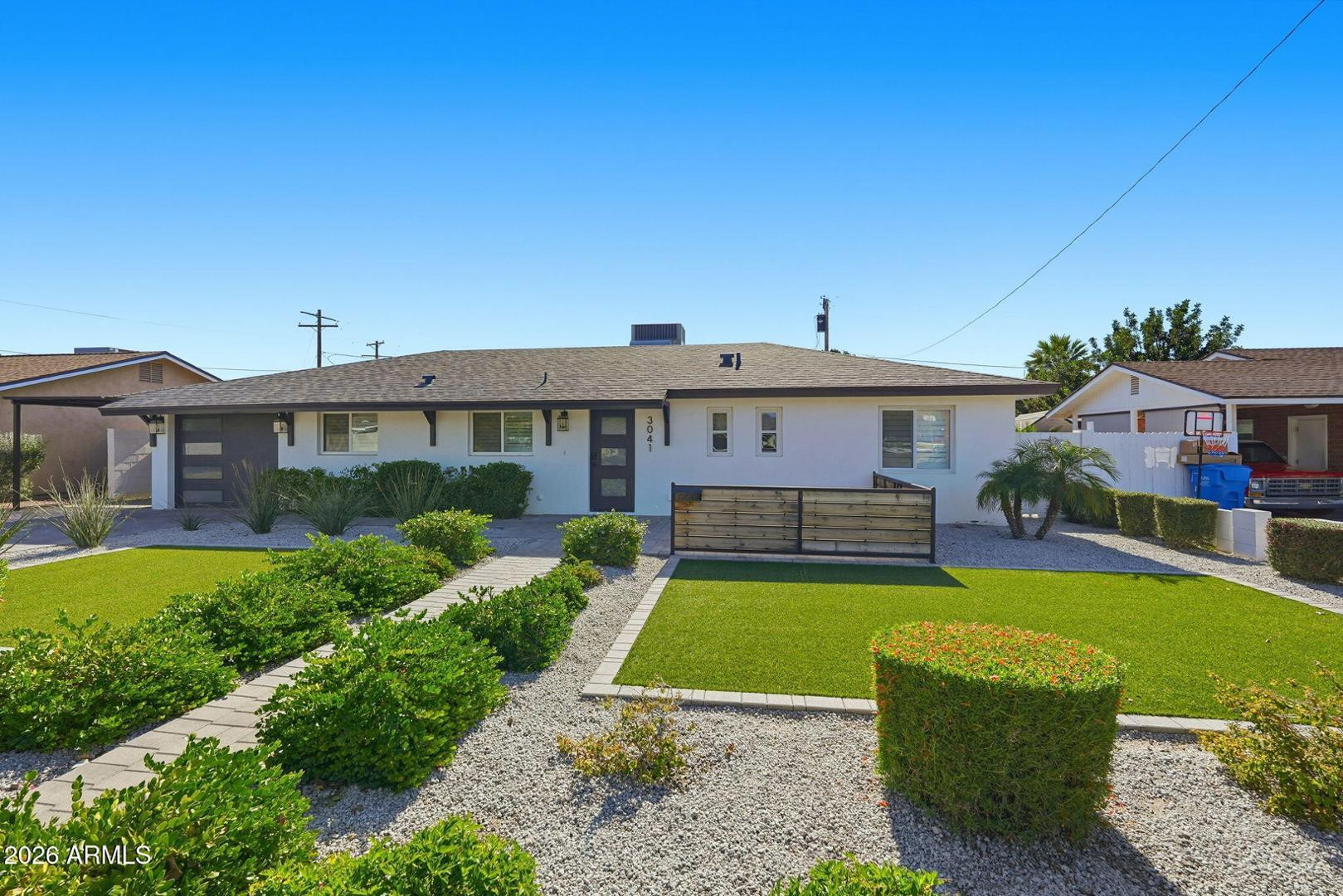 3041 E Elm