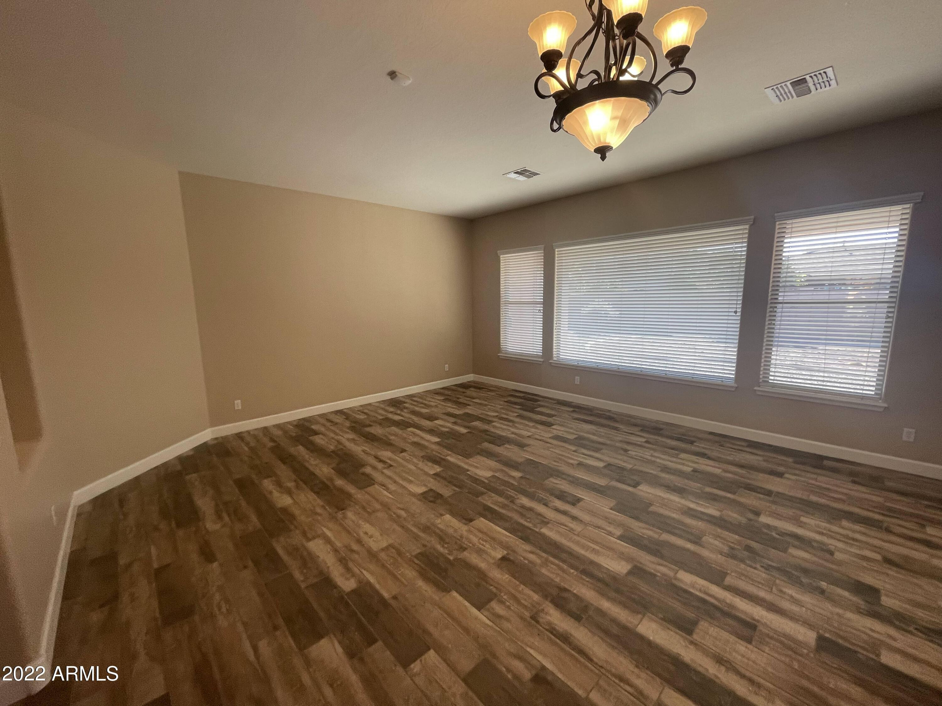 4263 E Maplewood Court