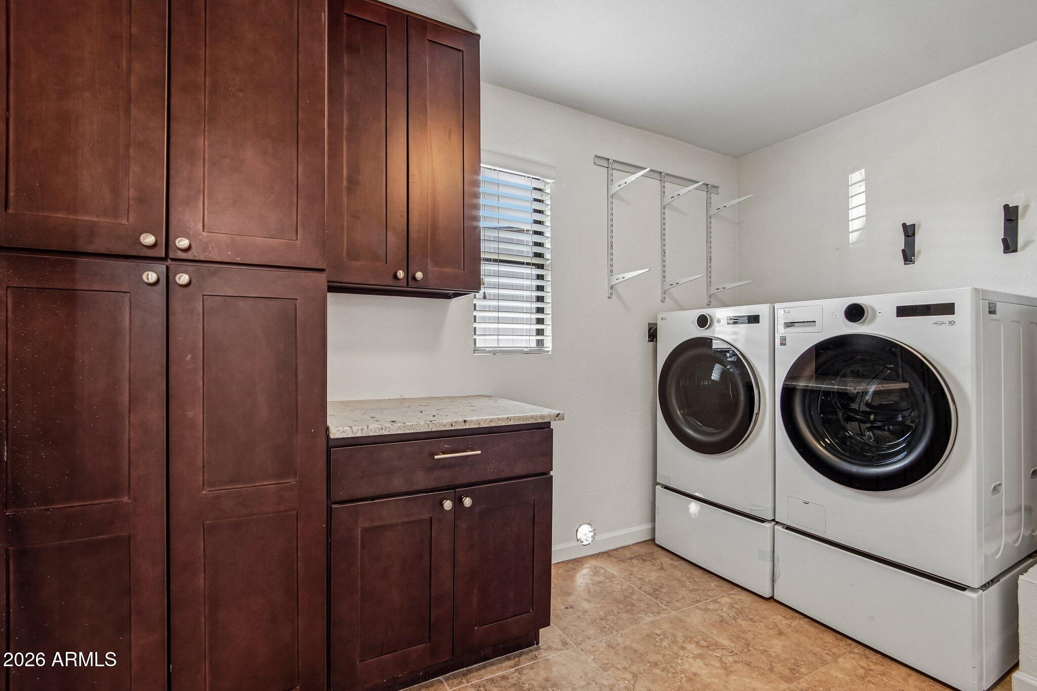 2715 N 38TH Place