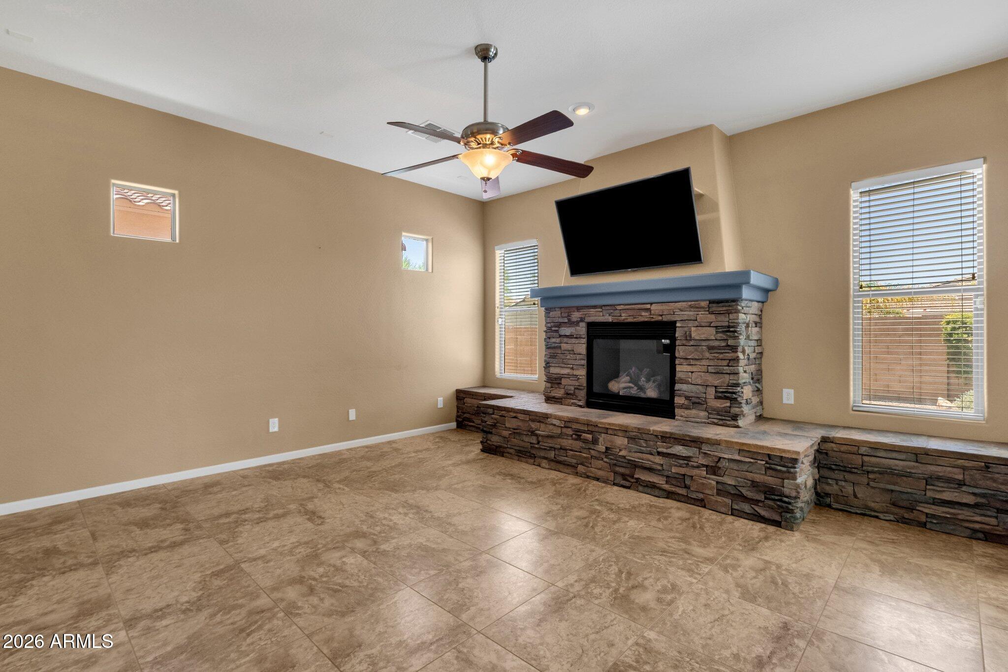 2403 E ROBB Lane