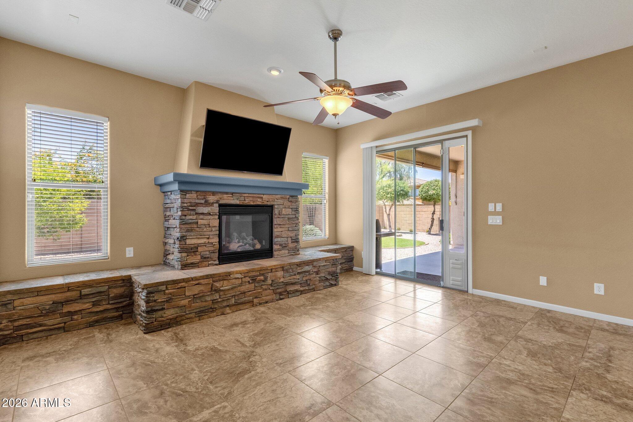 2403 E ROBB Lane