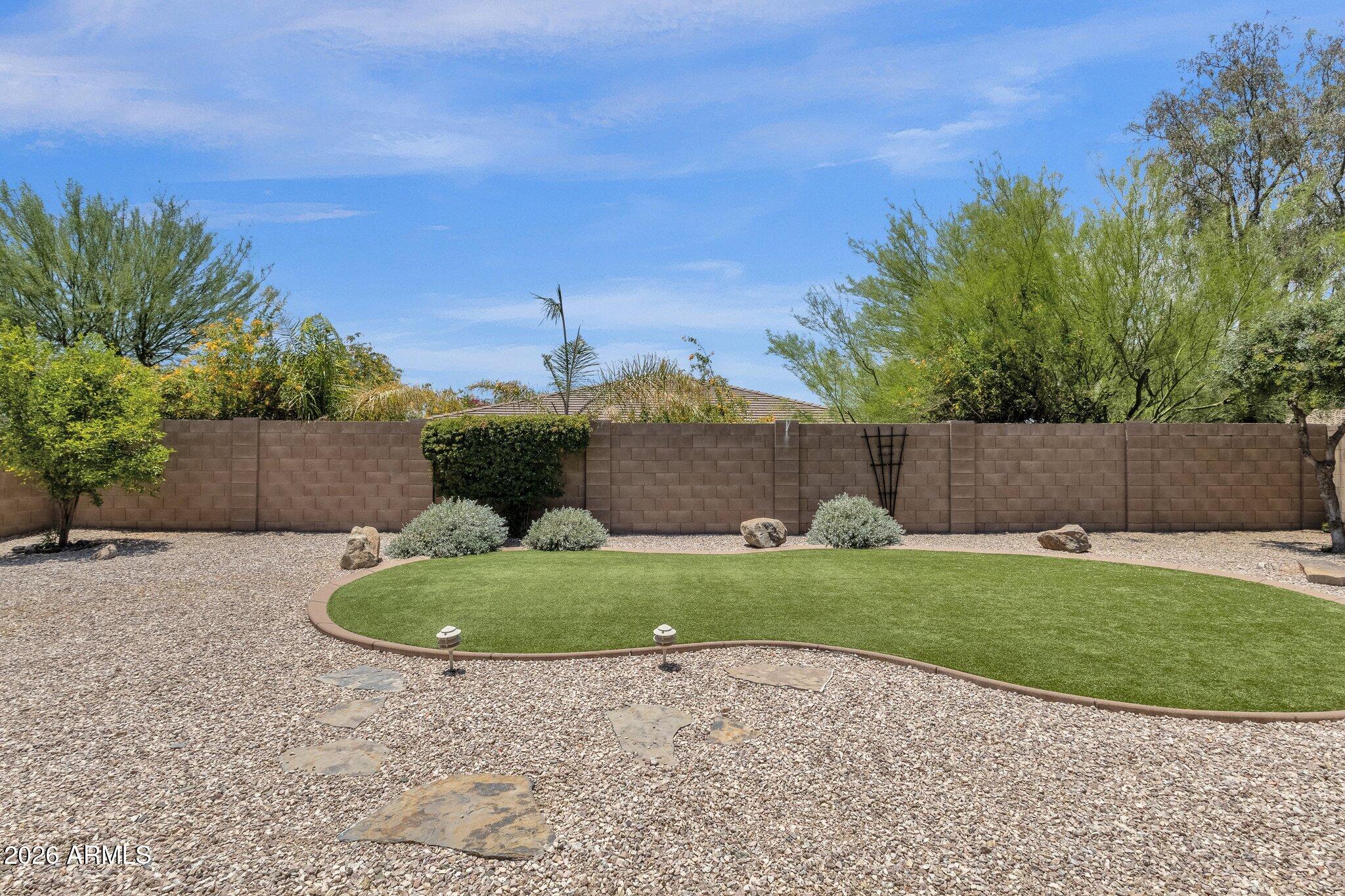 2403 E ROBB Lane