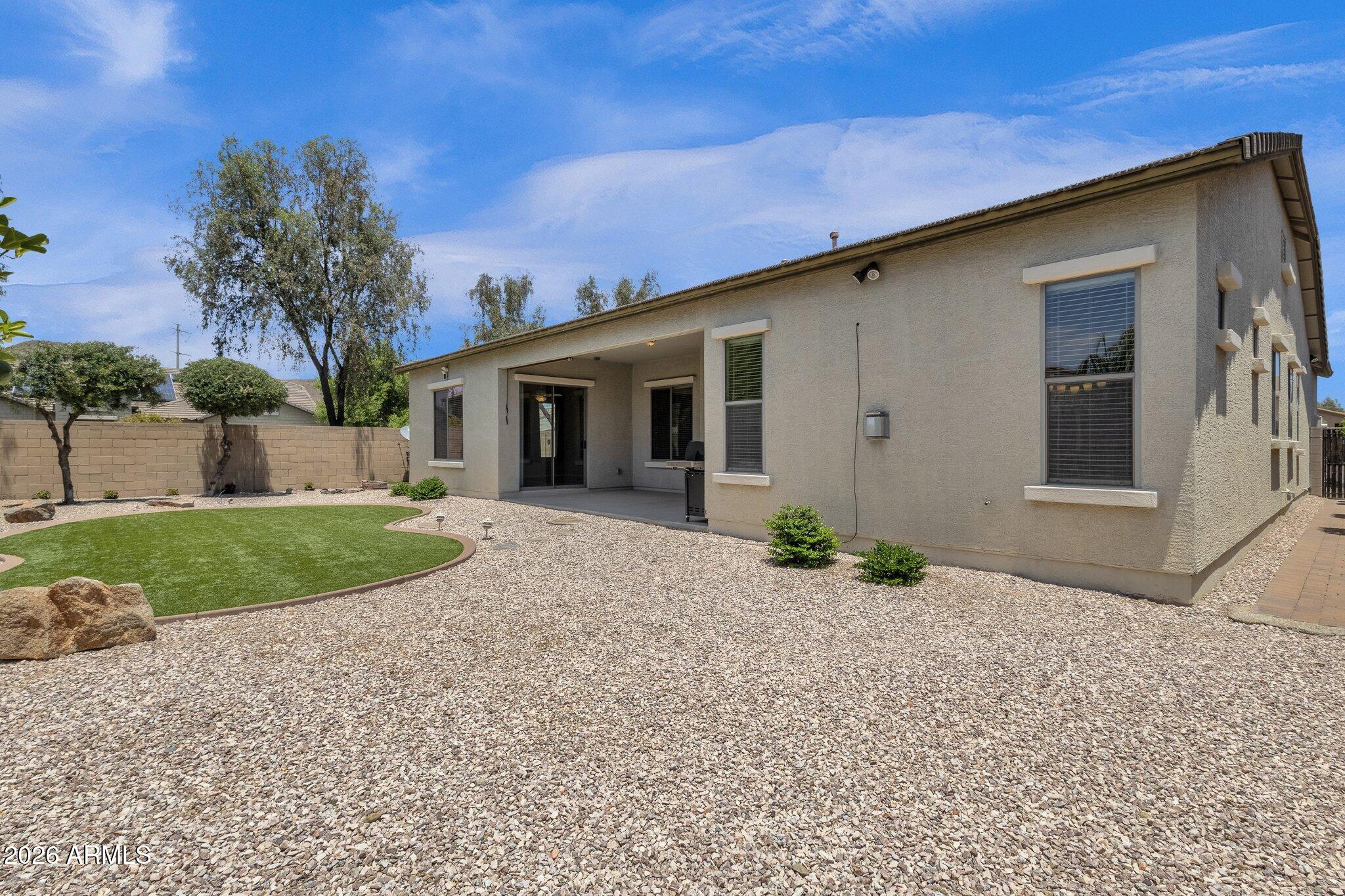 2403 E ROBB Lane