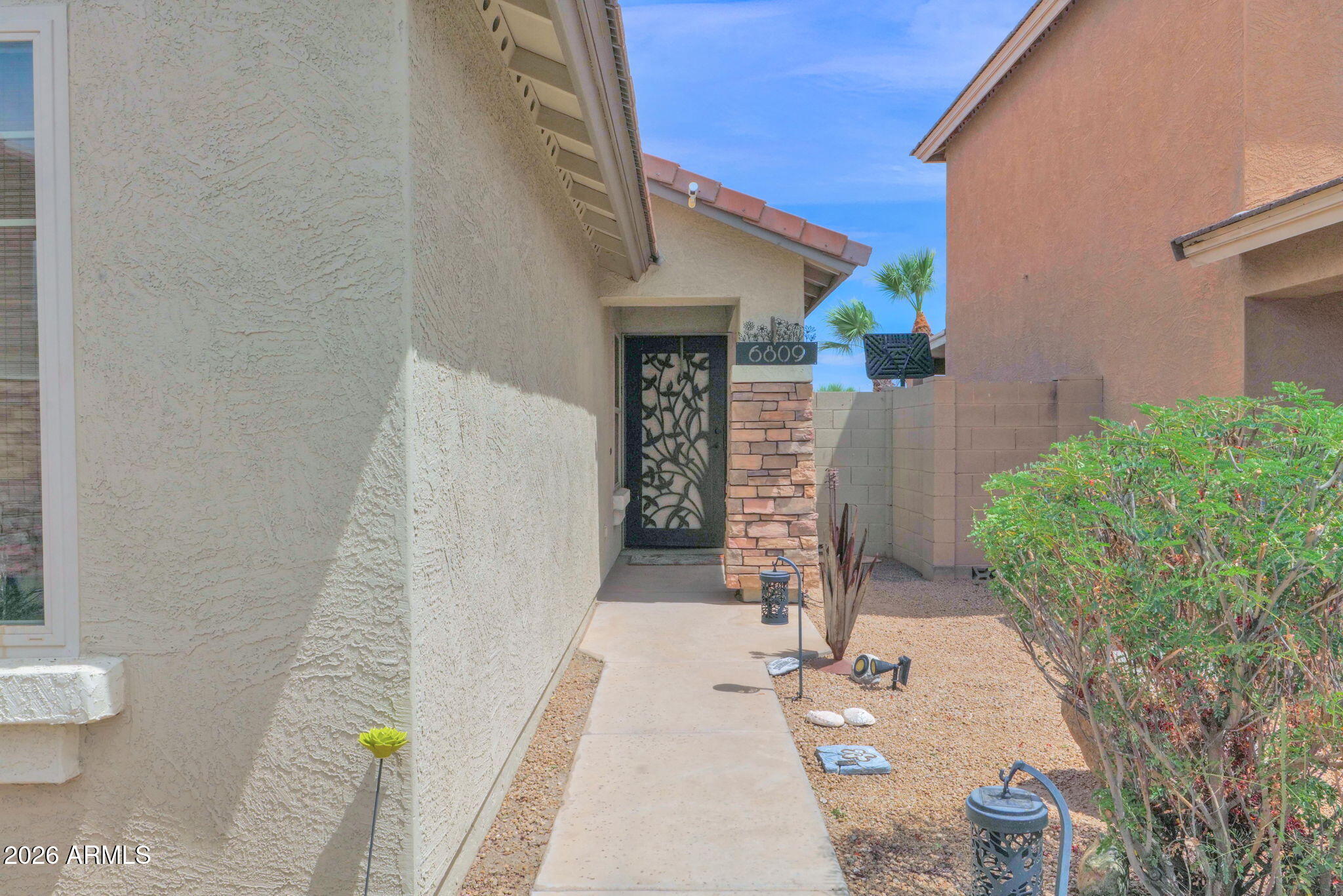 6809 W DESERT Lane