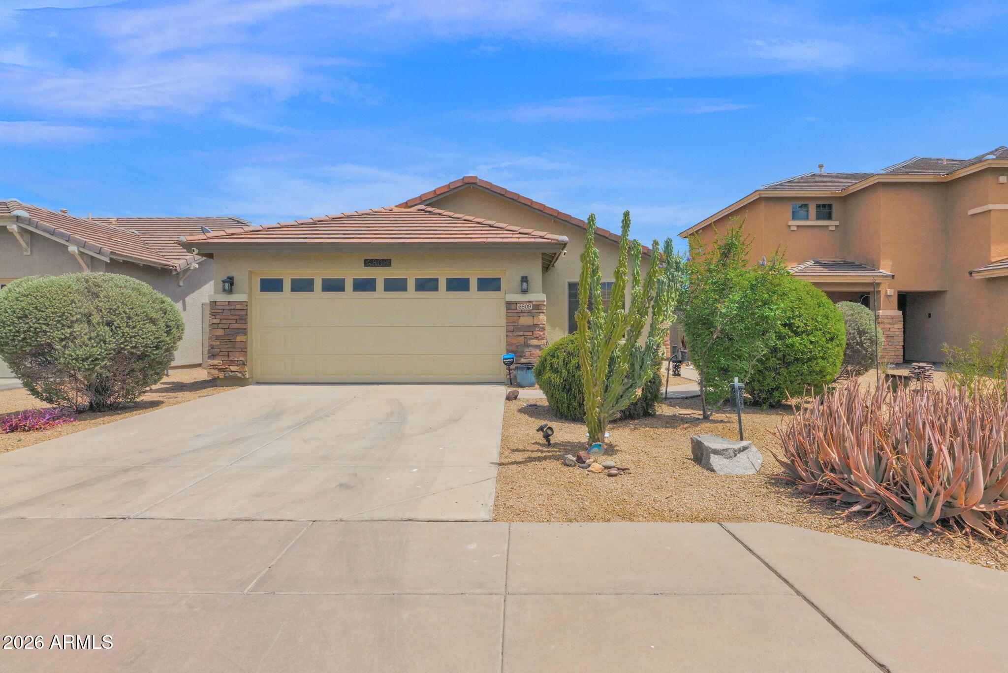 6809 W DESERT Lane