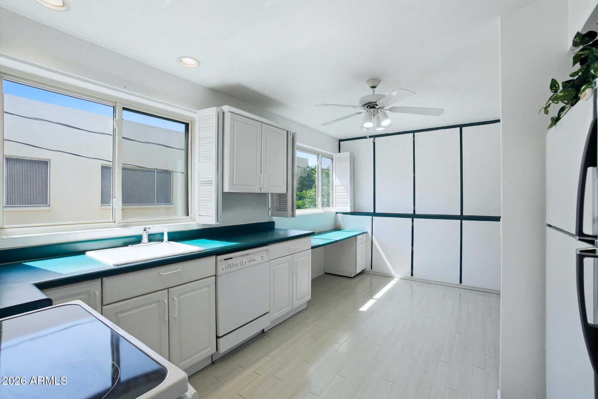 500 W CLARENDON Avenue D6