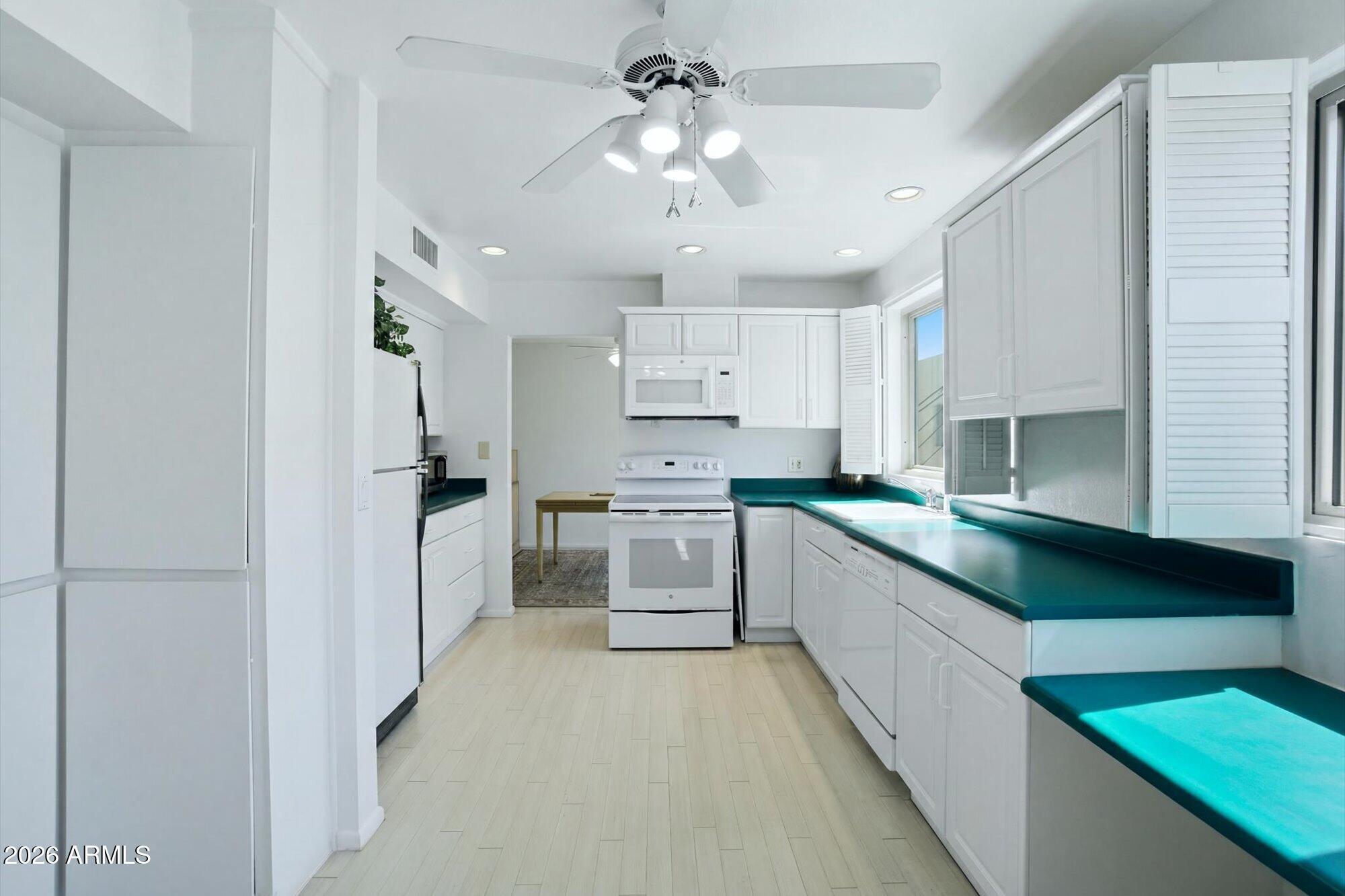 500 W CLARENDON Avenue D6