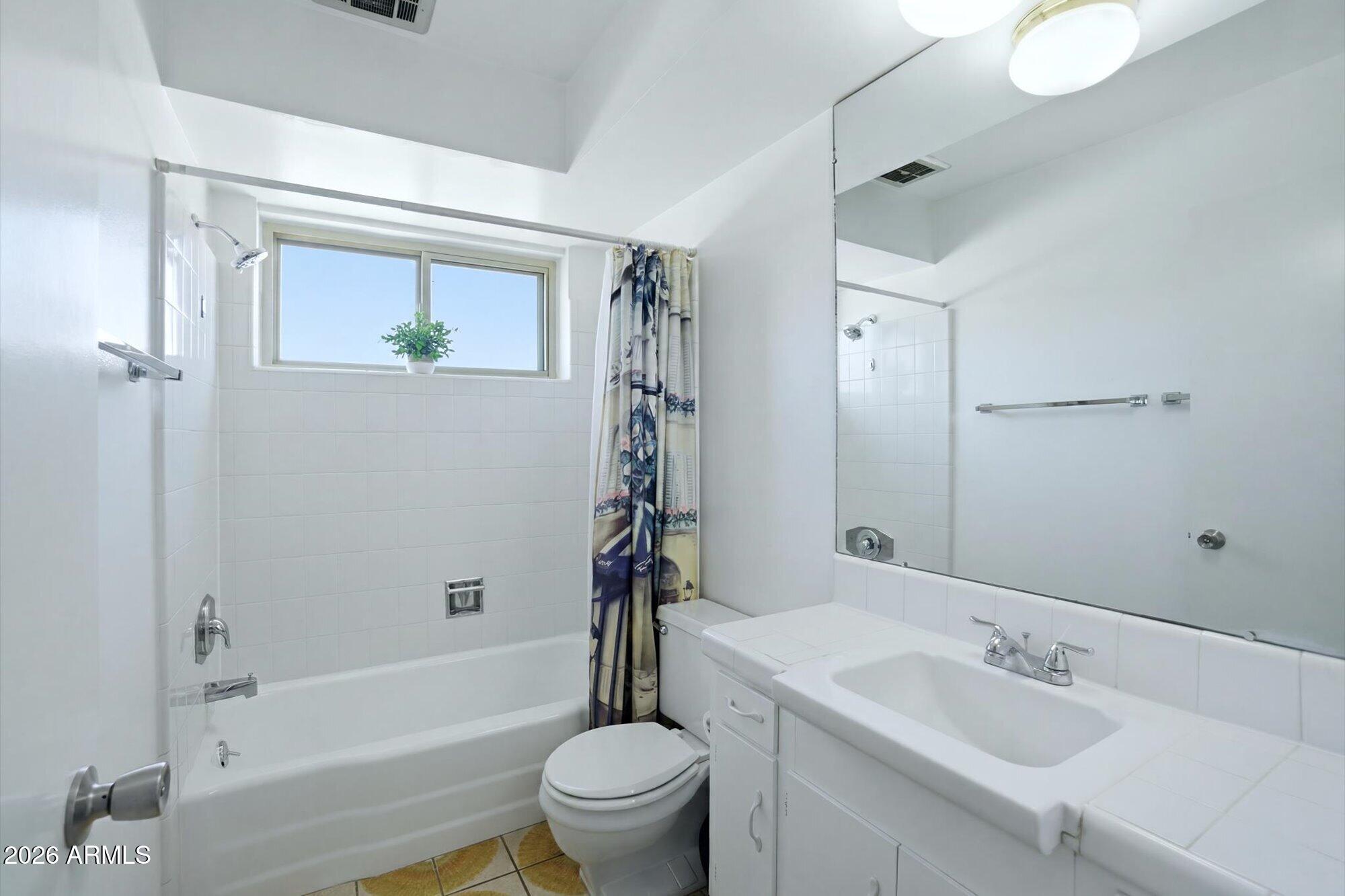 500 W CLARENDON Avenue D6