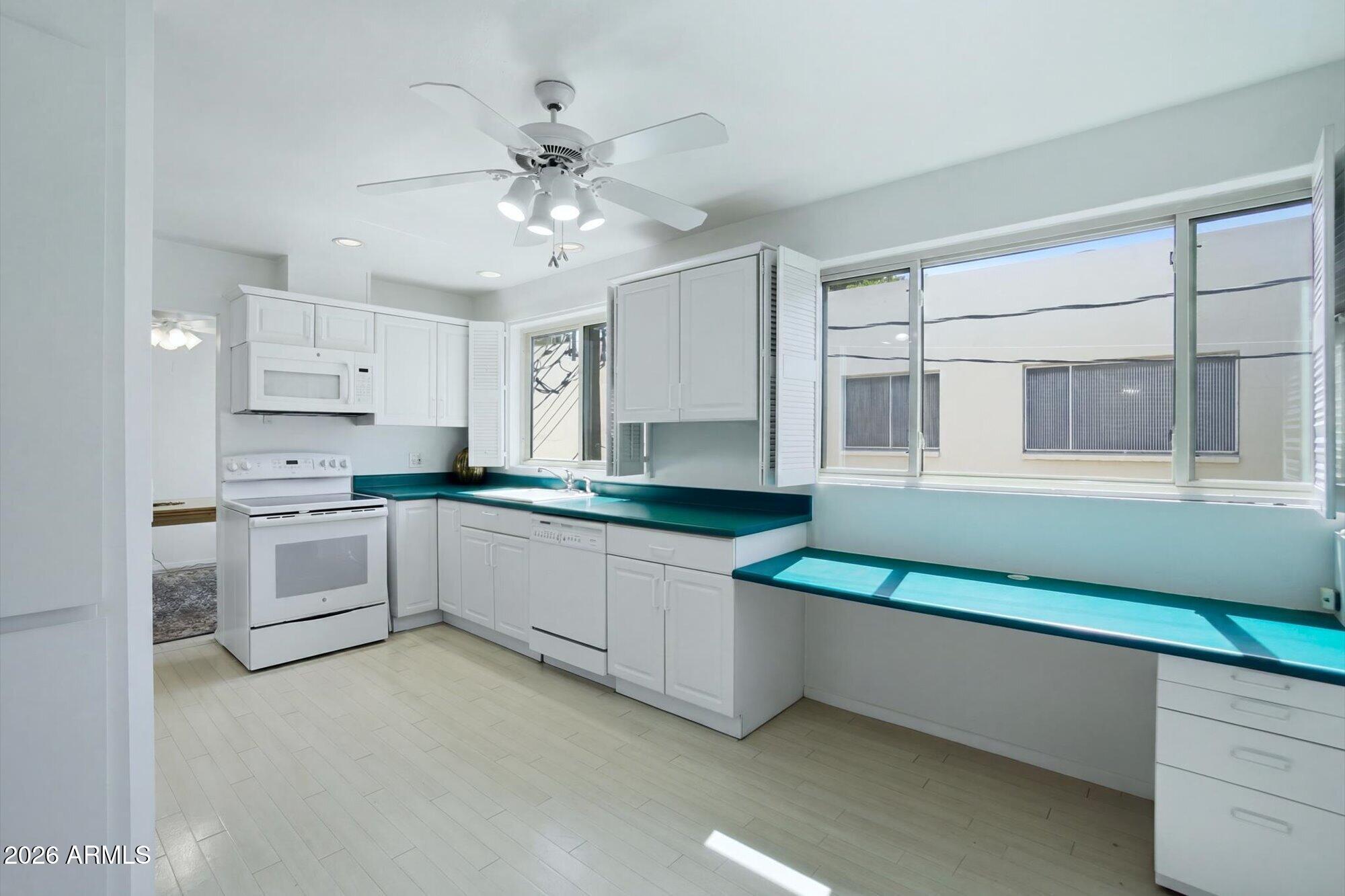 500 W CLARENDON Avenue D6