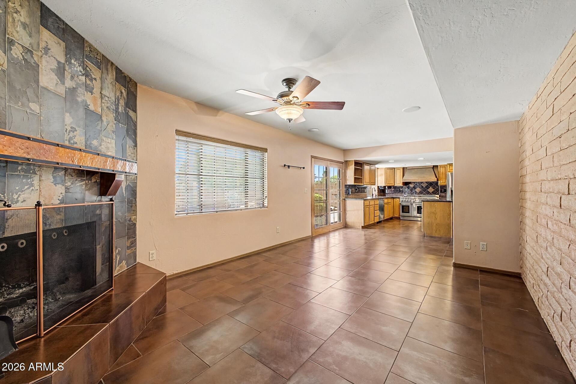 2818 E PARADISE Drive