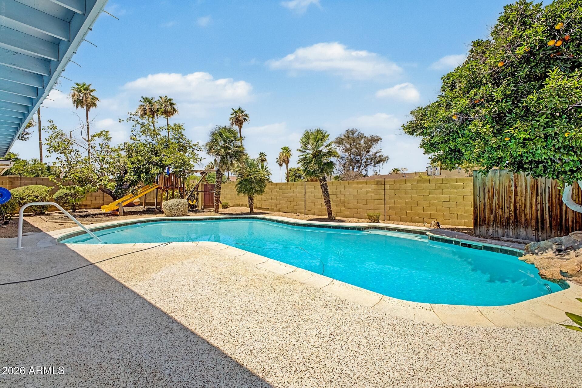 2818 E PARADISE Drive