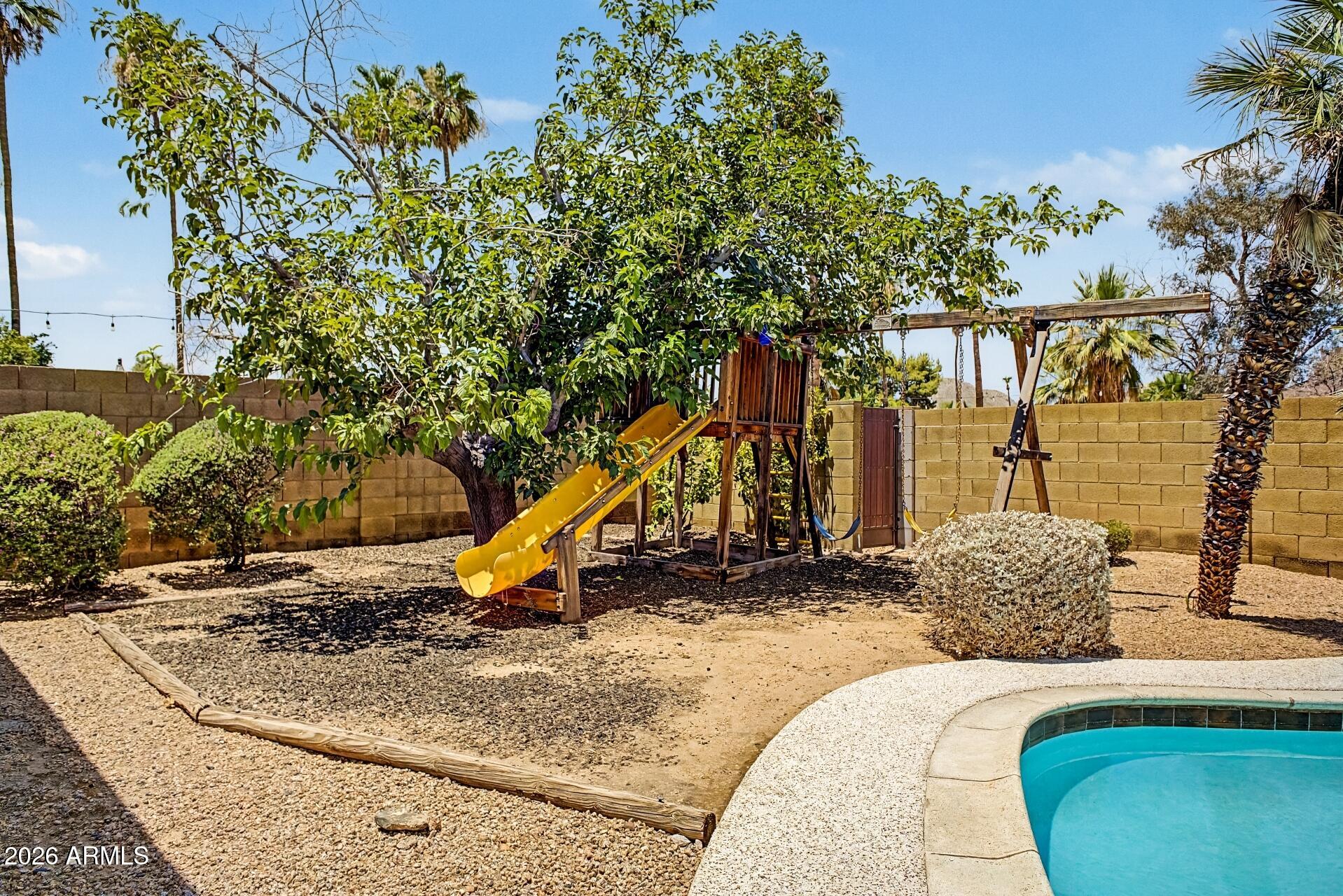 2818 E PARADISE Drive