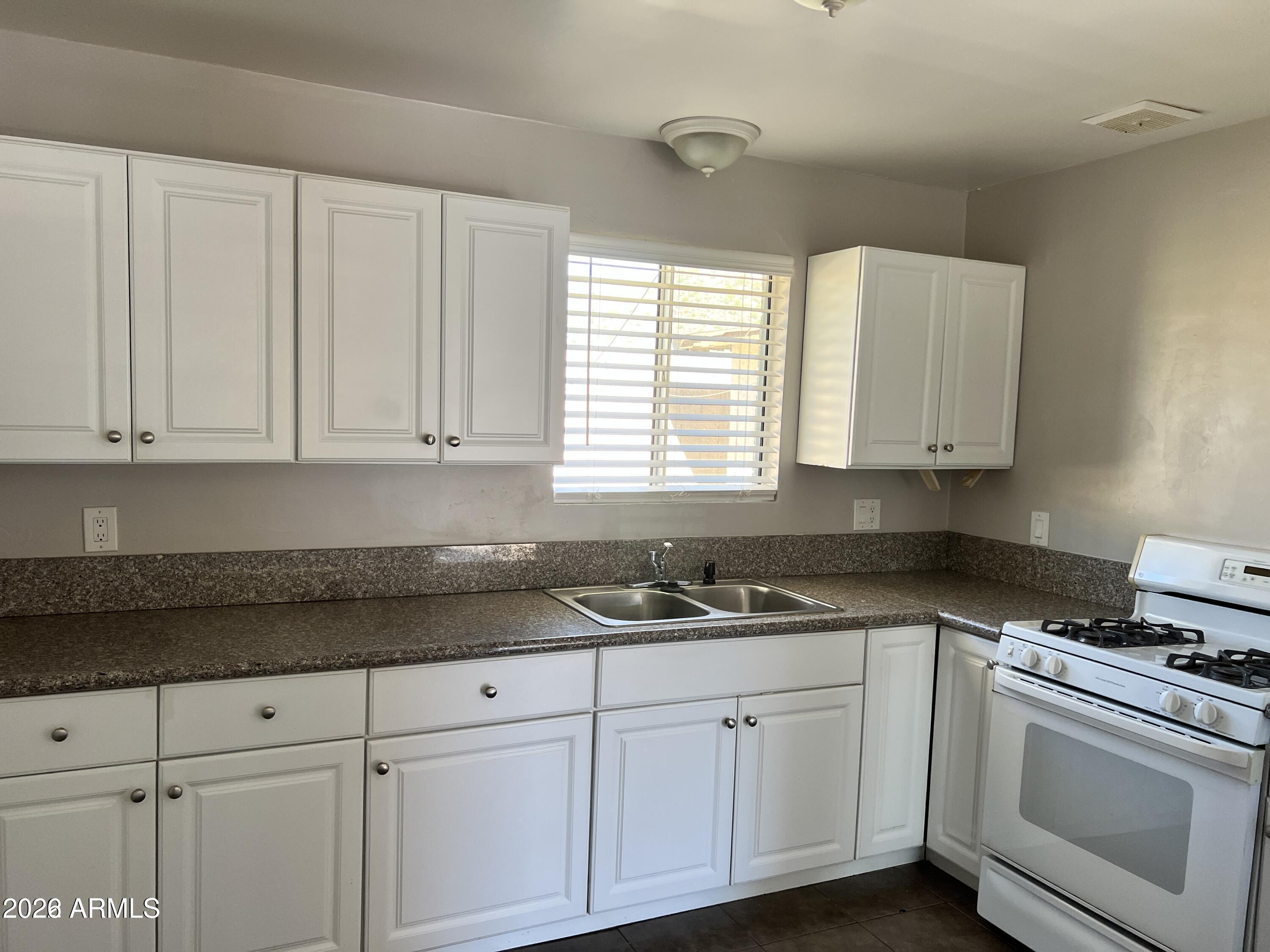 1328 W COCHISE Drive