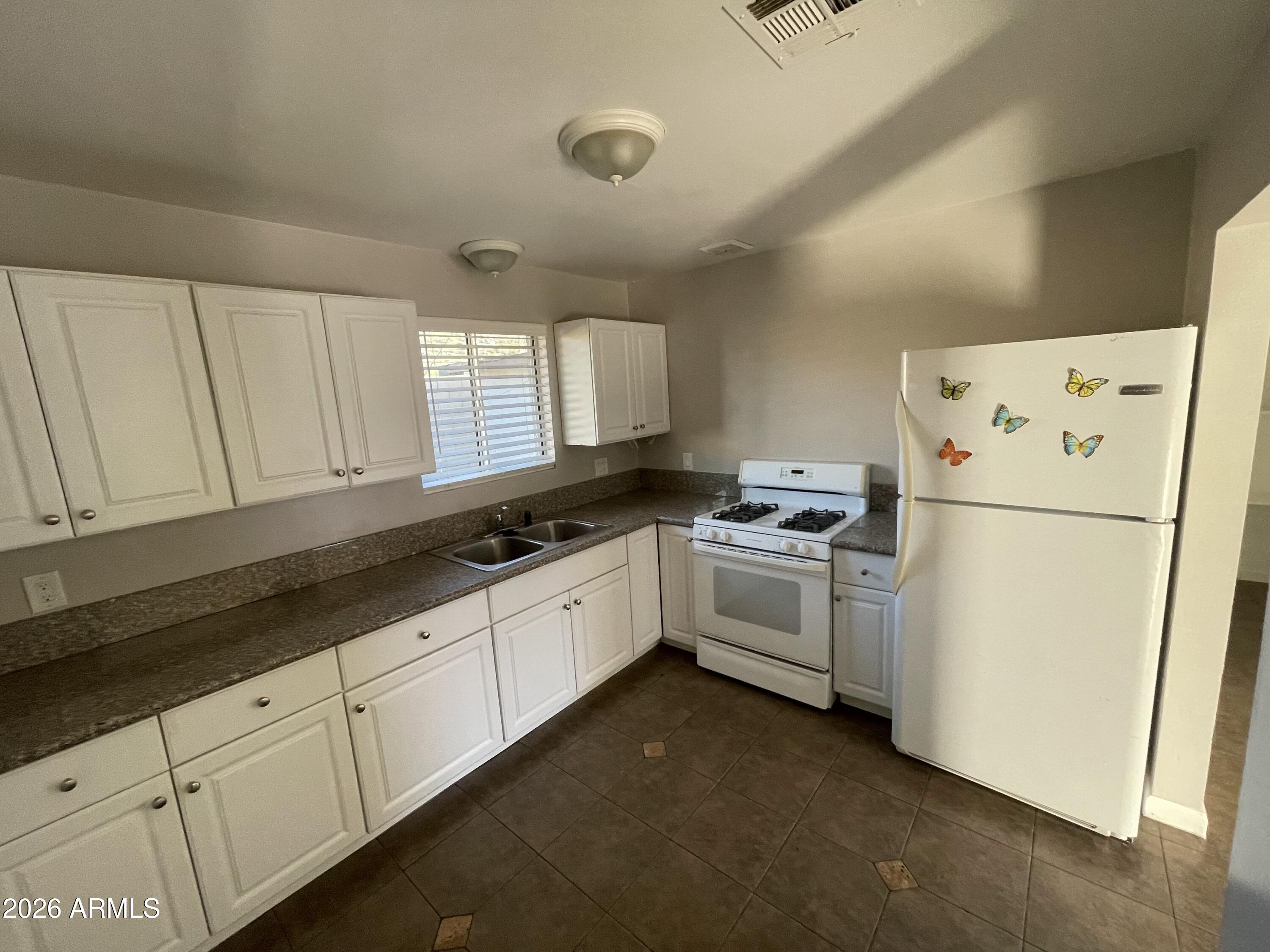 1328 W COCHISE Drive